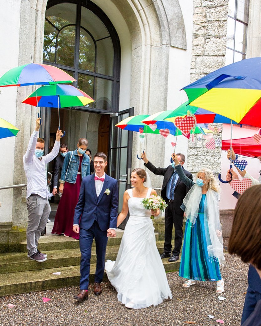 #kirchlichetrauung #brautpaar #hochzeit2020 #sommerhochzeit #regenwetter #spalier #farbenfroh #gegencorona