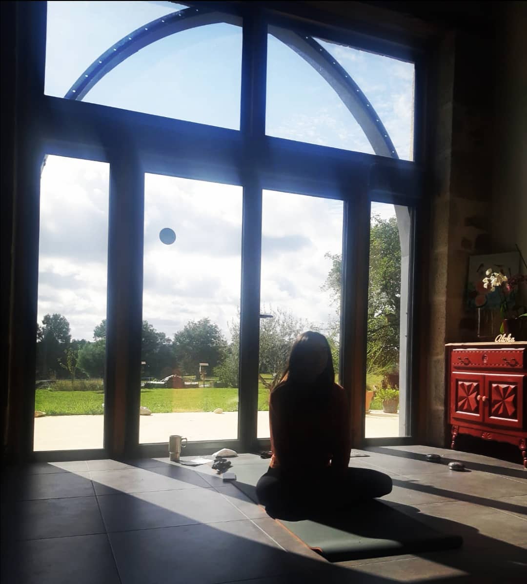⛅. Ombre et lumière. ⛅
.
Souvenir de notre jolie matinée d'hier où l'on s'est retrouvées, dans ce si bel endroit, pour célébrer l'automne ensemble 🍁.
.
Je sors à chaque fois si riche de chacune d'entre vous ✨
Ce petit groupe de yogini si bienveillant est un vrai cadeau. 🙏🏼
.
C'est reboostée par cette puissante énergie que nous avons créé ensemble que j'entre enfin dans cette saison pleine de vitalité 🌿🌱🌟
.
Merci encore @cristia87 pour ce bel endroit
😘❤️
Merci @violette.veilchen pour la jolie photo 💕
& et chaque yogini 🌺
.
A très vite !
...
..
.
#yogi #yogini #yoga #108sunsalutations #108salutations #108saludosalsol #yogafamily #yogateam #yogavibes #yoganature #yogajournée #yogaensemble #yogamagie #yogahautevienne #yogalimoges #yogasaintjunienfrance #hautevienne #Limoges