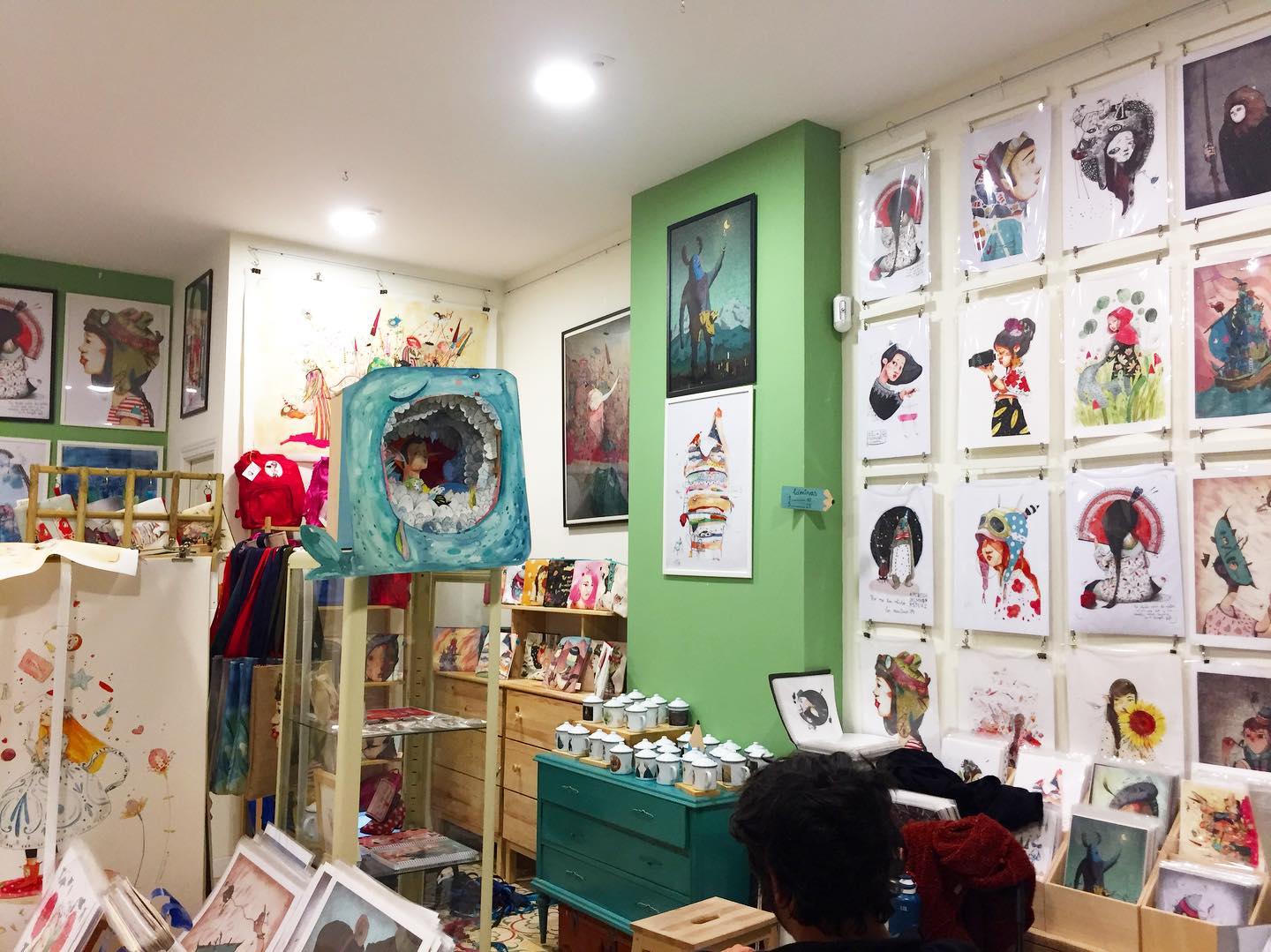 Pues mañana es nuestro último día en este espacio tan maravilloso, no ha sido muy grande, pero no os imagináis cuántas cosas nos han cabido, cuántas personas habéis pasado, cuantas ideas han brotado...😢mañana os esperamos con las ultimas pinceladas de magia de Carlos Arniches 26. 💖✏️
...
..
.
#dentrodellapicero #lapiz #hastaluego #despedida #liquidacion #rastro #rastromadrid #elrastro #naiaraarrieta #juanmamartin #limboartist #tiendadiseño #diseñomadrid #ilustración #ilustradores #tiendailustracion