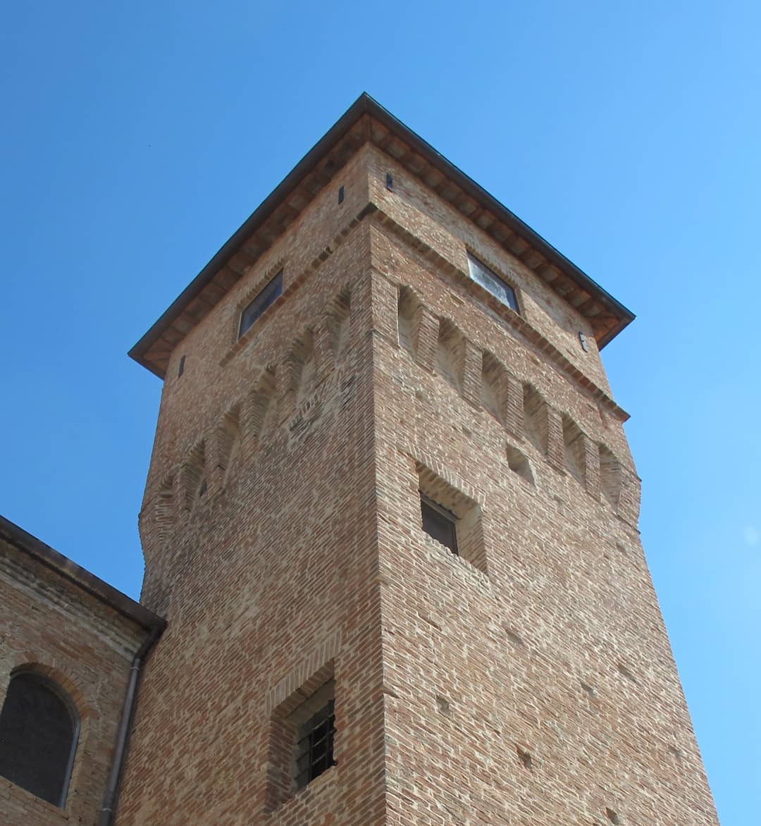 Nel restauro di Palazzo Pio a Tresigallo sono stati apportati interventi di consolidamento dei solai interni, delle coperture e dei muri perimetrali. Inoltre è stata rinfunzionalizzata l'ex scuderia e immessa una nuova scala nella torre principale.
L’adiacente fabbricato delle ex scuderie è stato completamente restaurato, dandogli una destinazione d’uso museale. Al suo interno sono stati realizzati nuovi pavimenti, rivestimenti, serramenti, scale e soppalchi metallici. Anche l’interno della torre Nord è stato restaurato integralmente, ricostruendo, in maniera distinguibile, la scala interna. Essa era anticamente presente e realizzata con archi in muratura, come dimostrano i documenti e i rilievi, ma a causa della trasformazione della torre in colombaia la scala venne rimossa. Nel progetto di restauro è stata ricostruita con profili metallici sagomati, gradini in legno e un corpo centrale con sottili pareti in acciaio corten forato. Sulla sommità della torre sono state inserite catene per migliorare il comportamento scatolare della struttura.
.
.
Foto di ASP.ILT
.
#restauro #restauroconservativo #restaurobeniculturali #restaurolapideo #restauroarchitettonico #conservation #conservazione #conservazionedeibeniculturali #historical #building #heritage #tresigallo #ferrara #vivoferrara #volgoferrara #igersferrara #ig_ferrara #vivoemiliaromagna #volgoemiliaromagna #igersemiliaromagna #ig_emiliaromagna #volgoitalia #igersitalia #igitalia #vivoitalia #beniculturali30