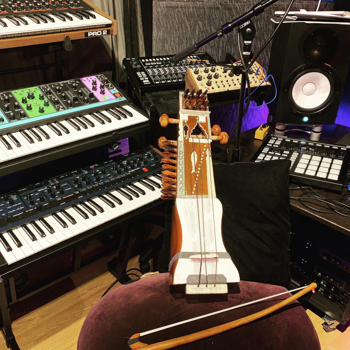 Just arrived from India! The Sārangī instrument is used in Hindustani classical music and is said to most resemble the sound of the human voice.
We fell in love with the sound of the instrument and excited to “attempt” to study and incorporate it into some of our music❤️🖖..
#sarangi #musician #losangelesmusicians #thevisionfield #worldmusic #globalmusic #strings #music #composer #producer #ancient #ancientworlds #spirituality #spiritualjourney #spiritualawakening #meditation #yoga #spiritualinspiration #india #musicstudio #synths #losangelesproductioncompany #lamusicscene #lamusic #losangelesartists #worldinstruments #writinginstruments #beautyinstruments #uniqueinstruments