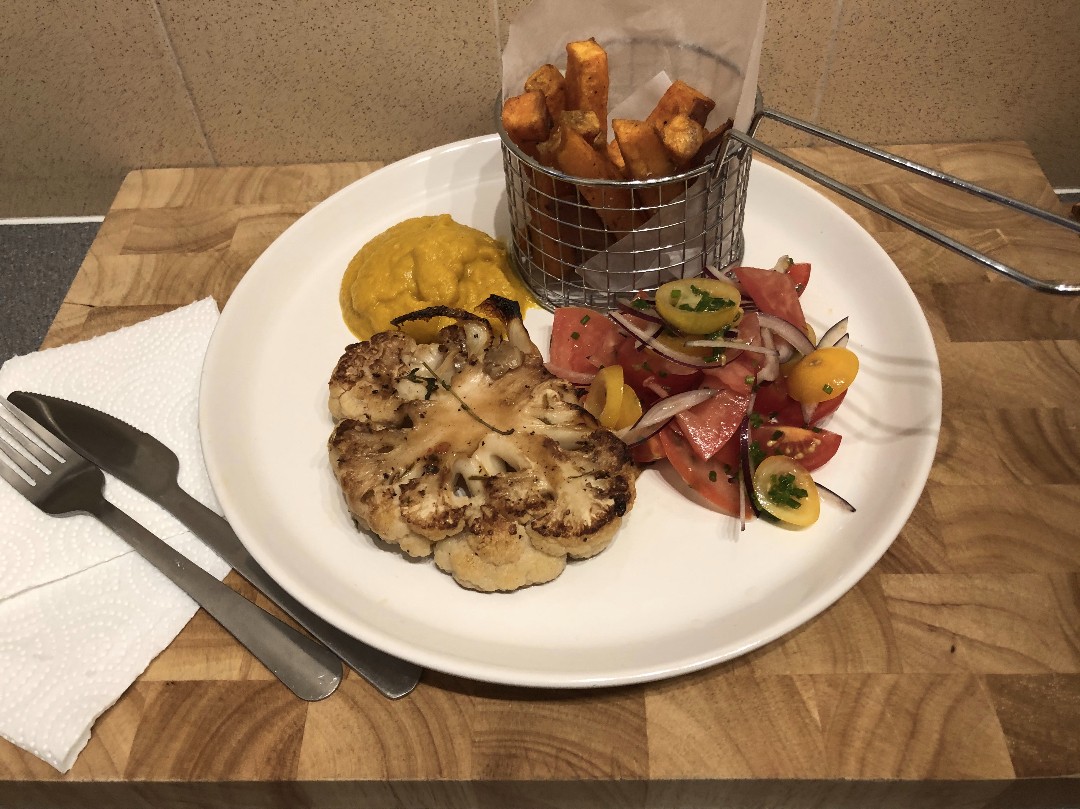 Cooked twice sweet potato chips dusted with smoked paprika, tomato salad, cauliflower steak & carrot ketchup. Clean, light & wonderfully nutritious.
#lowcarb #veganfood #cruciferousvegetables #londonfarmersmarket #5aday #plantbased #organicfood #healthyeating