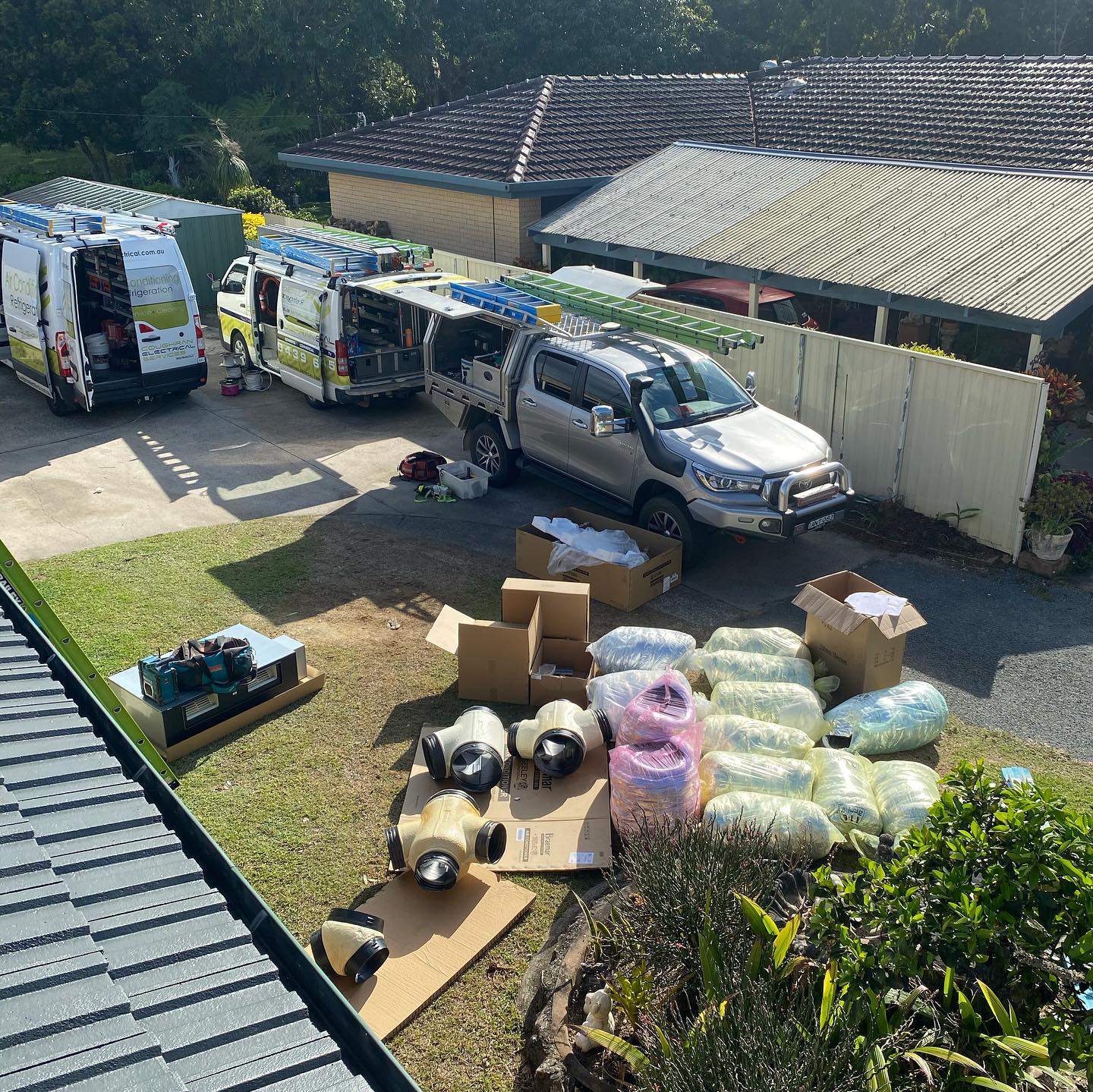 It’s getting hotter but this customer will be nice and cool inside with their new quality installed 16kw ducted air con system being installed in Mullum today.
#mullumbimby #airconditioning #electrician