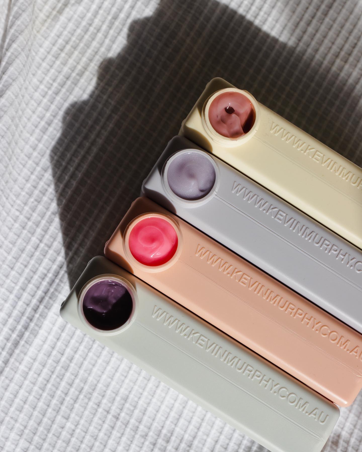 ANGEL een kleurversterkende treatment, ontwikkeld om de conditie van het haar te verbeteren, glans te geven aan het haar en een scala aan toning-oplossingen te bieden. 🌟
COOL.ANGEL versterkt astinten voor een koele afwerking van het haar. Daarnaast bevat de treatment Green Tea, Olive Leaf en Grape Seed om het haar te hydrateren en een lipglossachtige glans te geven. AUTUMN.ANGEL voegt een warme, peachy rosé tint toe aan het haar. CRYTAL.ANGEL bevat Green Tea, Olive Leaf en Grape Seed welke enerzijds zorgen voor de hydratatie van het haar en anderzijds een lipglossachtige glans geven. SUGARED.ANGEL versterkt de romige, vanille beige tonen van het haar. Daarnaast bevat de treatment Green Tea, Olive Leaf en Grape Seed om het haar te hydrateren en een lipglossachtige glans te geven. #kevinmurphy #kevinmurphynl #salonbellavita #shine