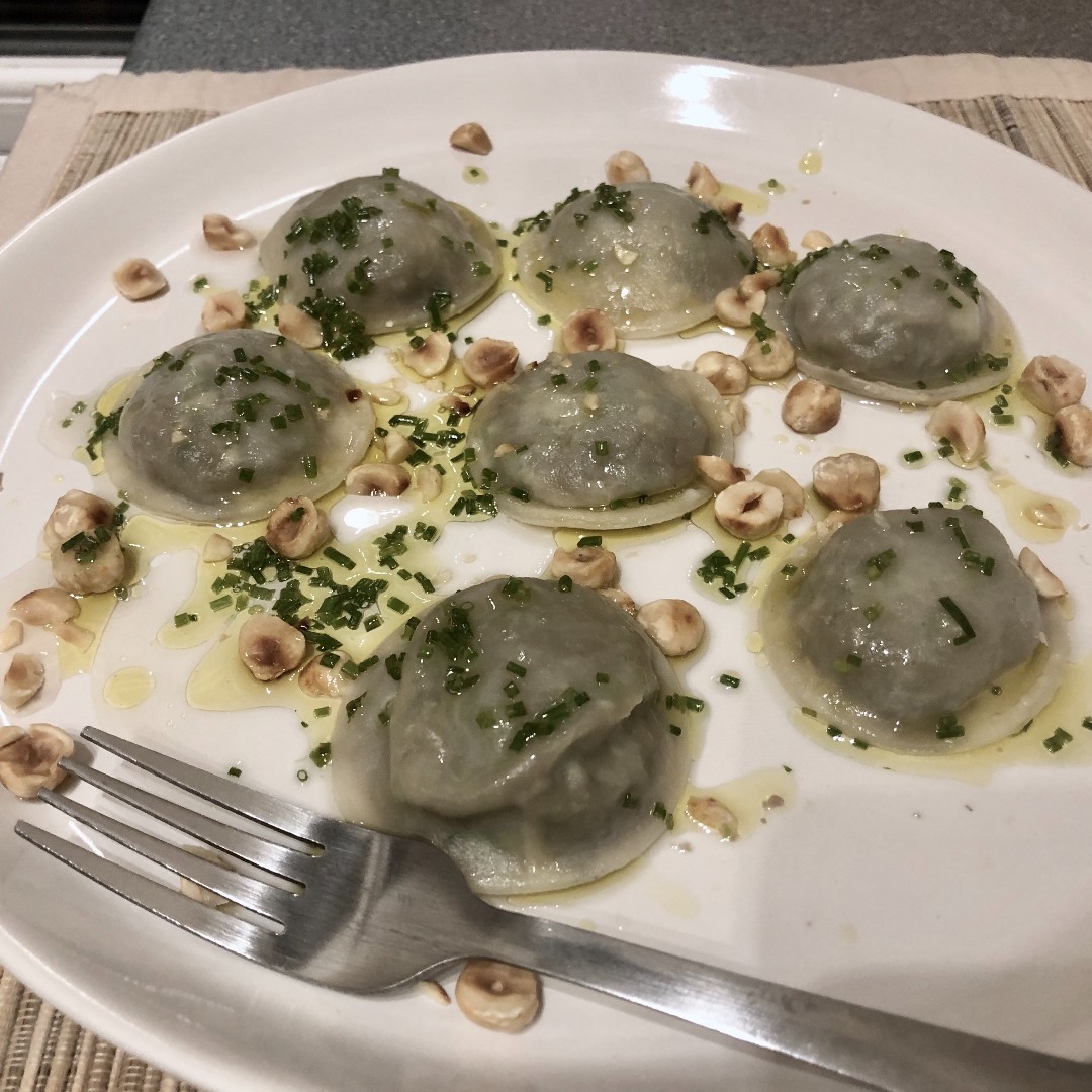 Mushroom & Pea Ravioli made from scratch & minus the eggs, with a chive vinaigrette & toasted hazelnuts.
#makeyourown #egglesspasta #veganpasta #healthyeating #getcooking #vegandishes