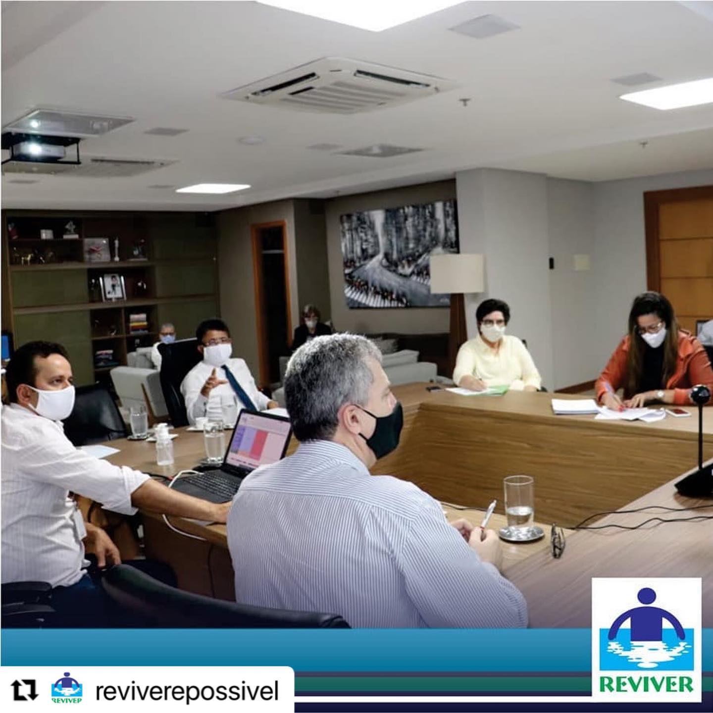 #Repost @reviverepossivel with @make_repost
・・・
Entenda o que é e objetivo de realização da Reunião de Planejamento Estratégico através das palavras do consultor Albano Moura:
Esta reunião é uma atividade protocolar. Realização na qual a norma ISO pede que as empresas que possuem um sistema de gestão da qualidade, faça uma avaliação do cenário de negócio onde ela atua. Nessa avaliação são colocados em uma perspectiva de análise os fatores internos (forças e fraquezas) e os fatores externos (oportunidades e ameaças).
Dessa estrutura de análise, você possibilita que a empresa faça o seu direcionamento estratégico em função desse cruzamento, estabelecendo caminhos para onde deve ir.
Esse momento é muito importante porque o cenário de forma geral, para todas as organizações, foi bastante alterado por conta da pandemia. Mas essa é uma atividade regulamentar periódica que permite fazer essa avaliação e reafirmar a visão, missão, politica da qualidade e estabelece ações, de acordo com os objetivos para se monitorar os ajustes necessários, a partir da análise do cenário. Há fraquezas e ameaças que podem interferir na atuação da empresa frente a seu mercado e sua área de atuação.
Esse estudo é feito com os líderes da organização, é um brainstorm onde todo mundo opina sobre esse direcionamento e daí sai um relatório que orienta a organização a acompanhar tal planejamento. Normalmente estabelecemos um prazo de 2 anos para ter um horizonte de alteração em função do que acontece no cenário.
#REVIVER #PlanejamentoEstratégico #EmpresaCertificada #ISO9001 #ComplianceIntegridade
Fonte: http://www.reviverepossivel.com/
