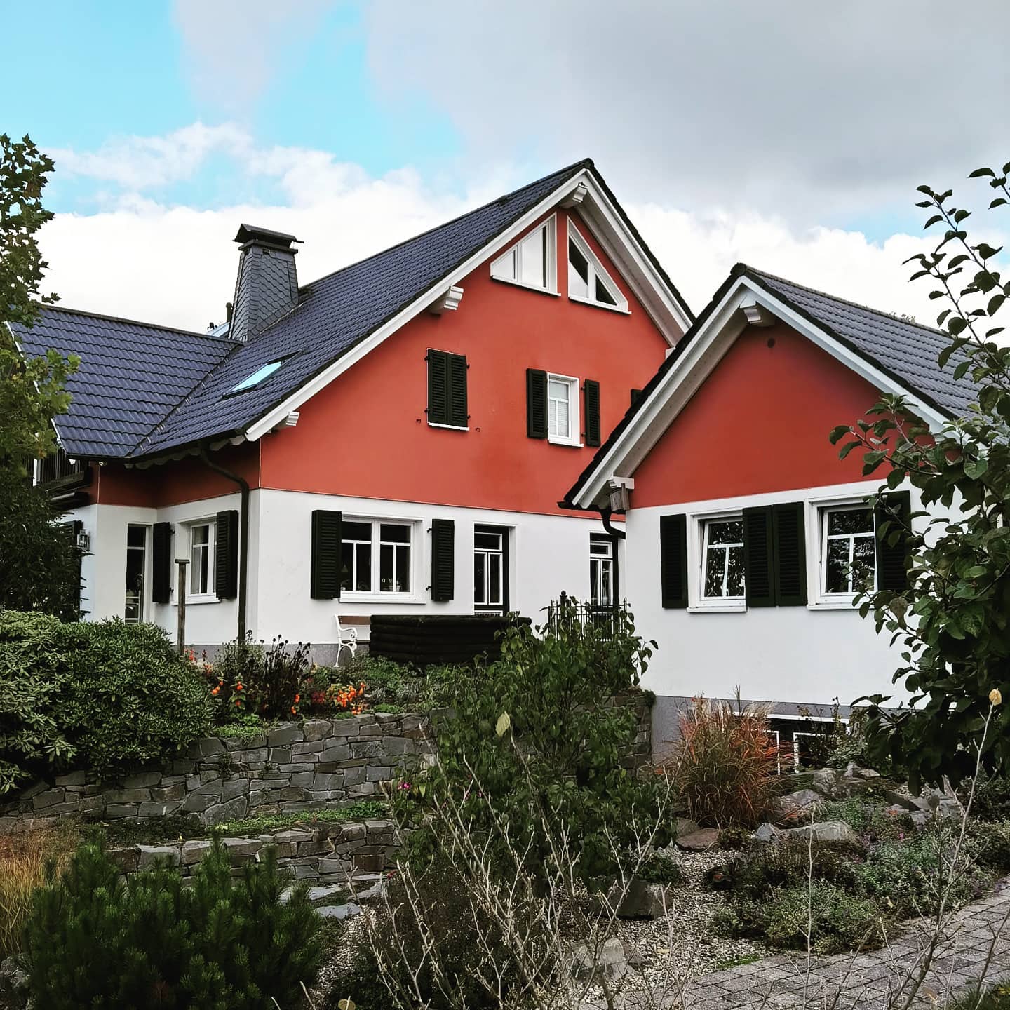 Eigenheim mit Stil: Roter #Kratzputz kombiniert mit weißem #Landhausputz. Als besondere Akzente wurden dazu dunkle Fensterläden montiert. #derStuckateur #teamwork
#TheoundGuidoHesse #StuckgeschäftHesse #DeinStuckateurInOlpe #stuckateur #verputzer #gipser #außenputz #innenputz #stuck #WeilIhrHausUnsWichtigIst #wirgebenIhremHauseinGesicht #handwerk #teamarbeit