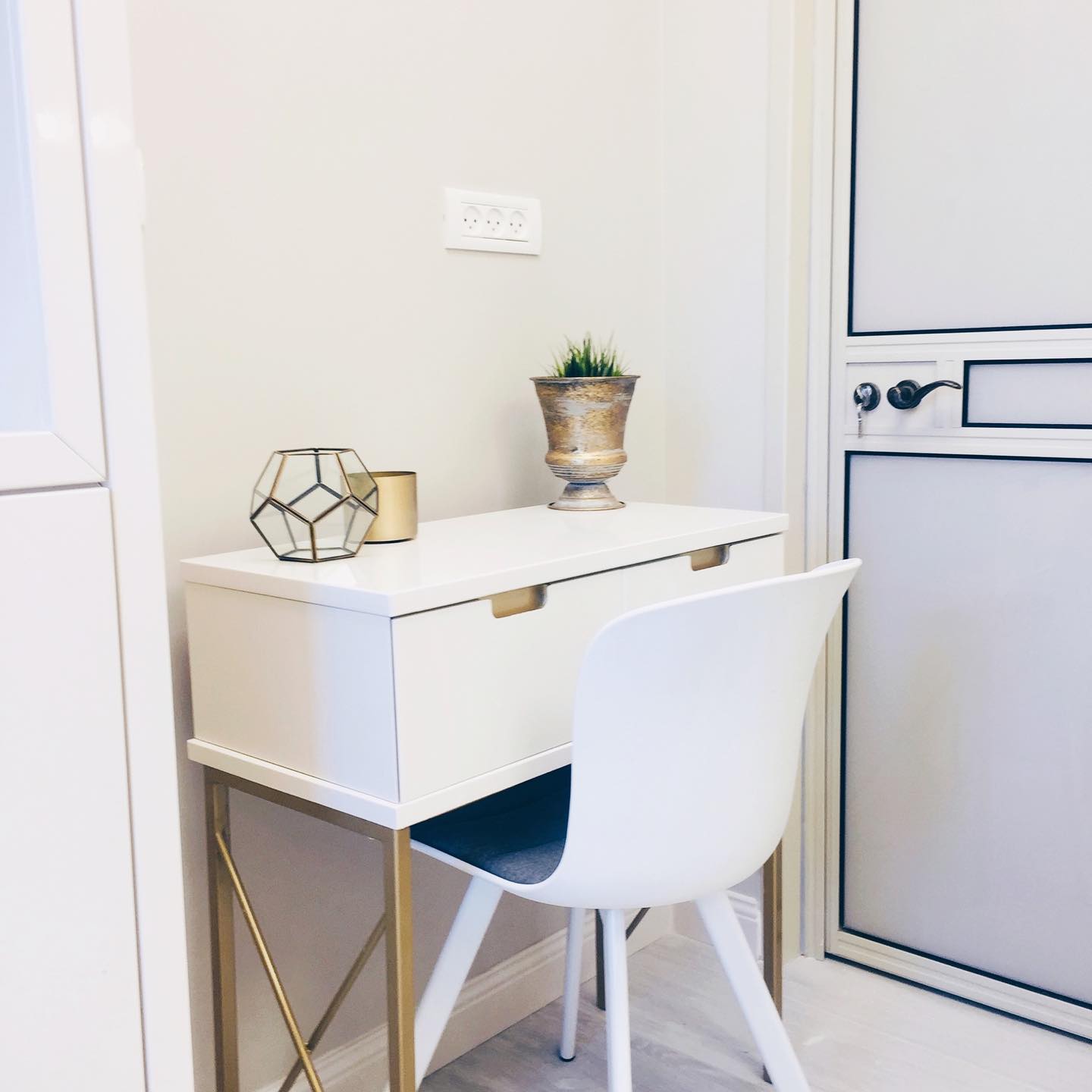 Less is more. A small, yet practical design for a desk. It is part of the program of the mikveh space to have a reception desk.