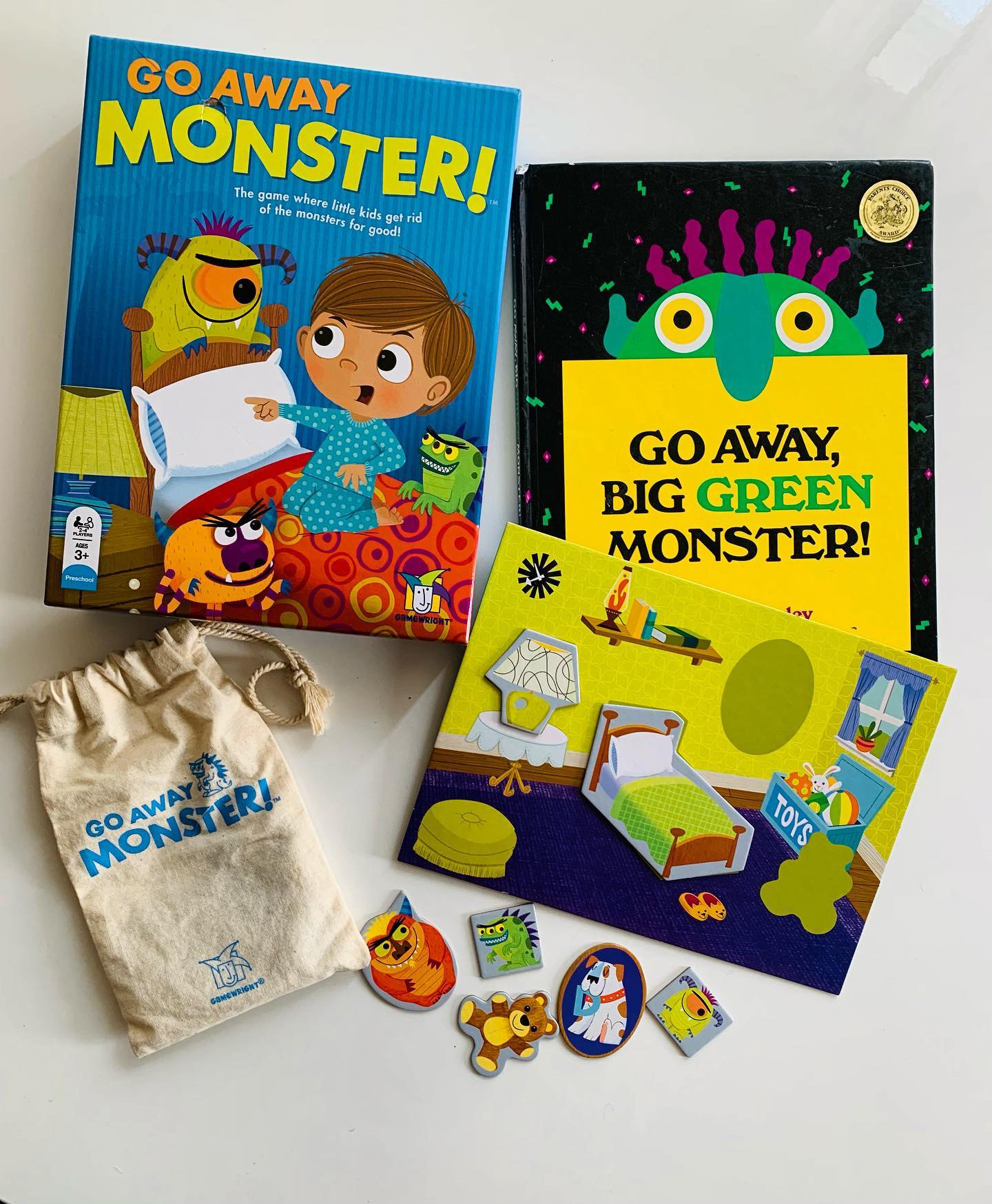 Happy Monster Monday! Monsters are always a hit!  We worked on functional vocab for the bedroom and body parts as well as ‘Power’ words and phrases including “go away”, “bye” “no” “yes” and “stop” during this engaging holiday time (or anytime) activity! 👾