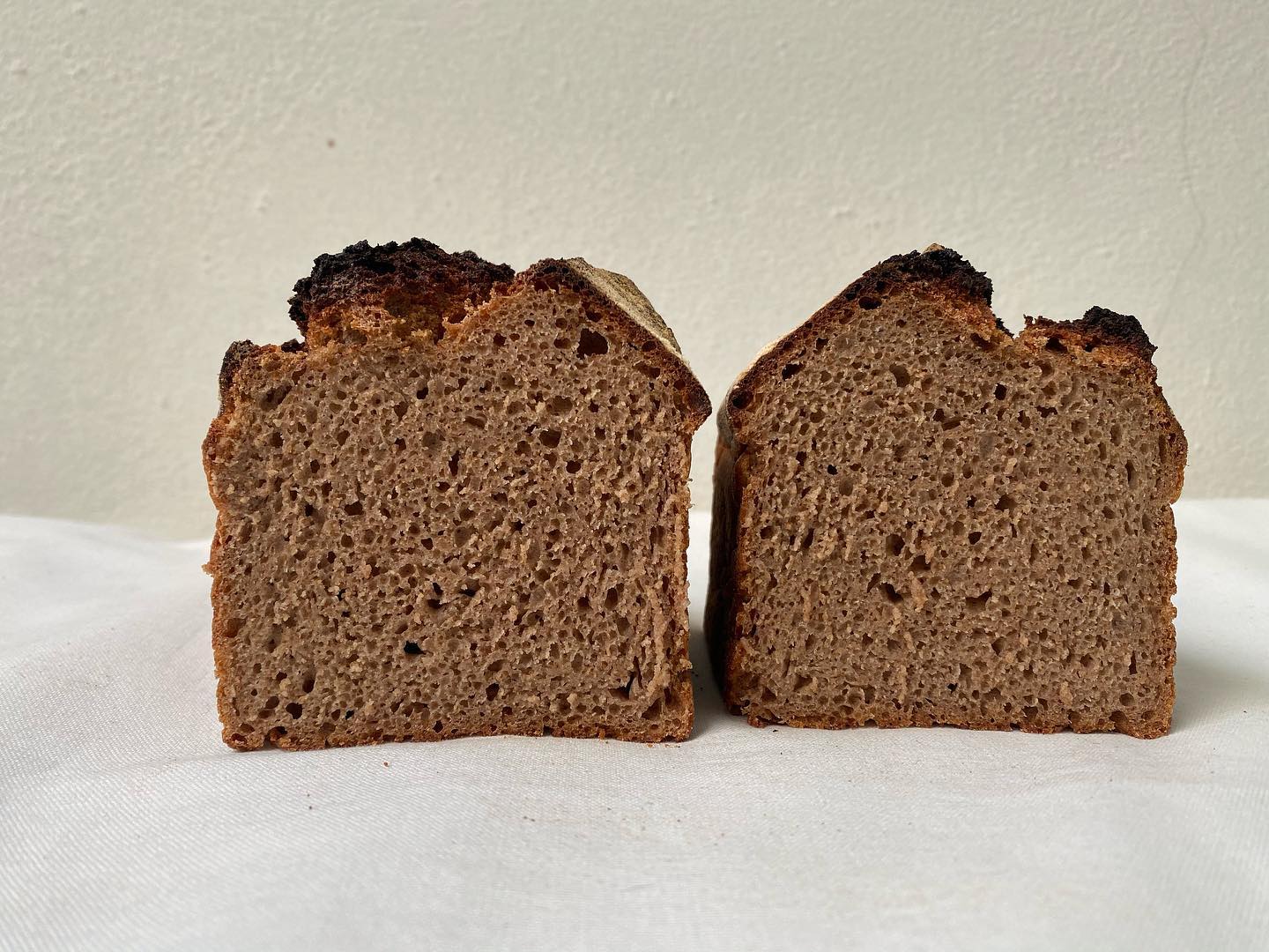 Novetat! Pa de sègol
Un aliat per a la salut;
aliment ric en micronutrients importants com les vitamines del grup B i minerals com el ferro, seleni, magnesi entre d'altres.
.
.
.
¡Novedad! Pan de centeno.
Un aliado para la salud;
alimento rico en micronutrientes importantes como las vitaminas del grupo B y minerales como el hierro, selenio y magnesio entre otros.
#paartesa #panartesanal #pancenteno #pasegol#forn#padecalitat