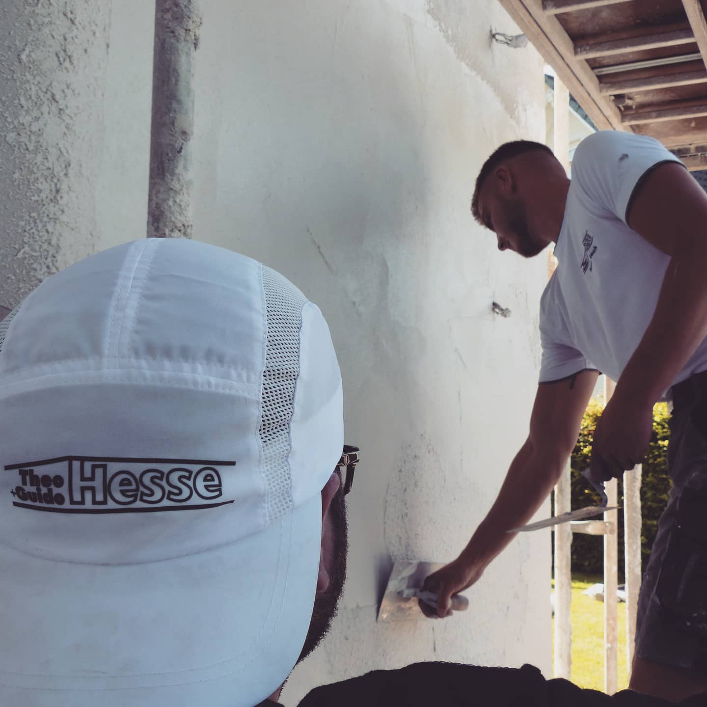 Einfach mal den Kollegen in Ruhe machen lassen 😎🧢 #werkannderkann
#TheoundGuidoHesse #StuckgeschäftHesse #DeinStuckateurInOlpe #stuckateur #verputzer #gipser #außenputz #innenputz #stuck #WeilIhrHausUnsWichtigIst #wirgebenIhremHauseinGesicht #handwerk #teamarbeit
