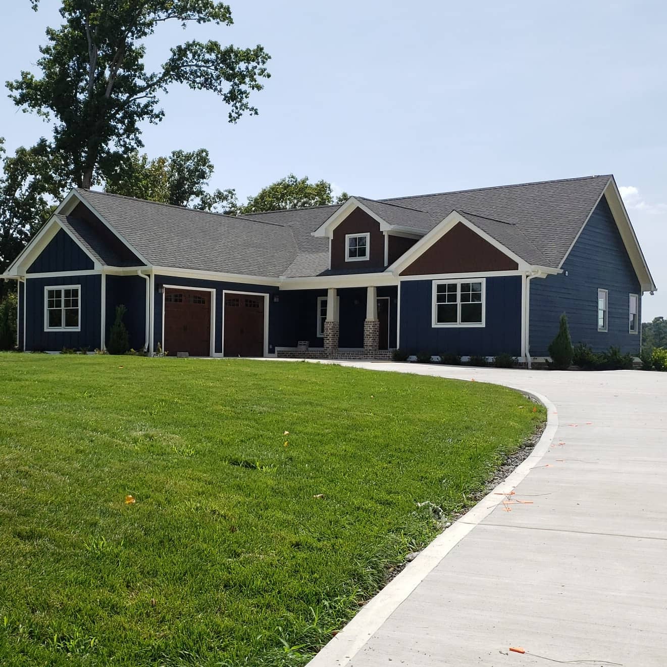 Lake house dreams coming true.💙
#customhome
#customehomebuilder
#jontotherowconstruction
#lakehouse
#blueexterior
#boatdock