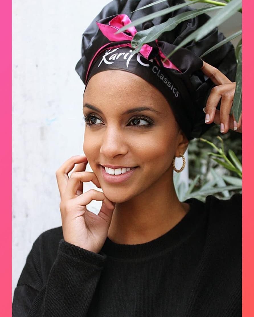 💗Sweet Dreams Satin Bonnets💗
by Karité Classics
Wart ihr auch schon so verzweifelt, dass ihr eine alte Strumpfhose zerschnitten und als Bonnet umfunktioniert habt, um nachts eure Box Braids, Cornrows, Twists oder Wash and Go's zu schützen?🤭 Wenn ja, wisst ihr, dass Strumpfhosen auf dem Kopf ein echter #Liebestöter sein können? 😂🙈
Ab SOFORT ist Schluss mit dem Improvisieren! Unsere 💗Sweet Dreams Satin Bonnets💗 sind eindeutig die sexiere Vatiante!🤭 Überrascht eure/n Liebste/n mit neuem Bed-Time Style oder simply TREAT YOURSELF!👑
🌟Die Bonnets sind AB SOFORT bei all unseren Workshops erhältlich! UND natürlich, wie alle anderen #kariteclassicsproducts, auch per DM bestellbar 💌! Also greift zu, solange der Vorrat reicht.
🌟#LimitedEdition: black&pink, wendbar, zum Zubinden, bietet genügend Platz für voluminöse (Afro-)Locken, sowie lange Box Braids, Cornrows, Locs, Twists, etc.
#satinbonnet #afrogermany #naturalhaircare #sweetdreams #reversable #silkybonnet #afrolocken #afrohaare #haarpflege #lockenpflege