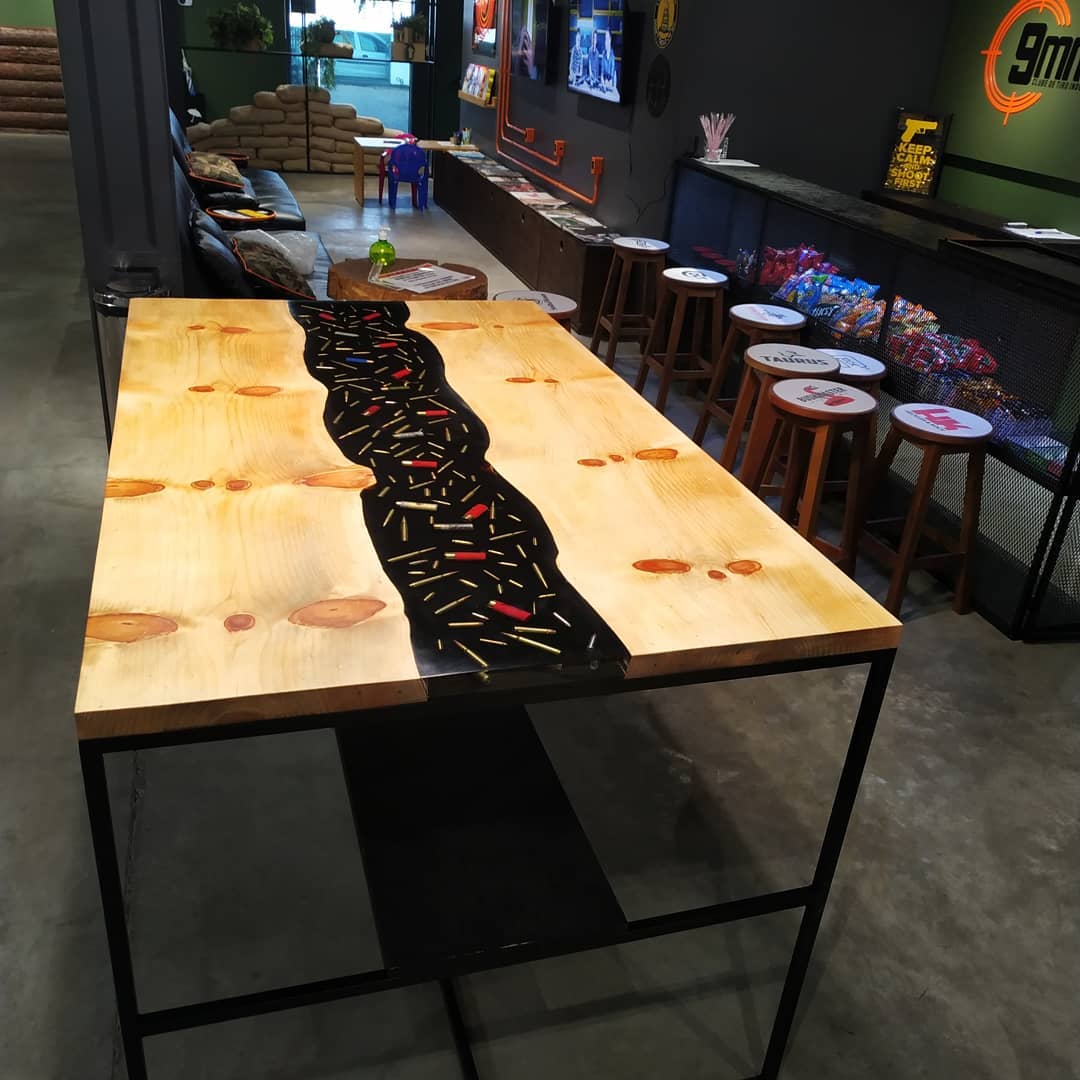 Mesa feita para nosso parceiro @clube9mm, com pranchas de araucária resinada com munições de diversos calibres.
👊🏻
#woods #mesaresinada #resina #madeira
