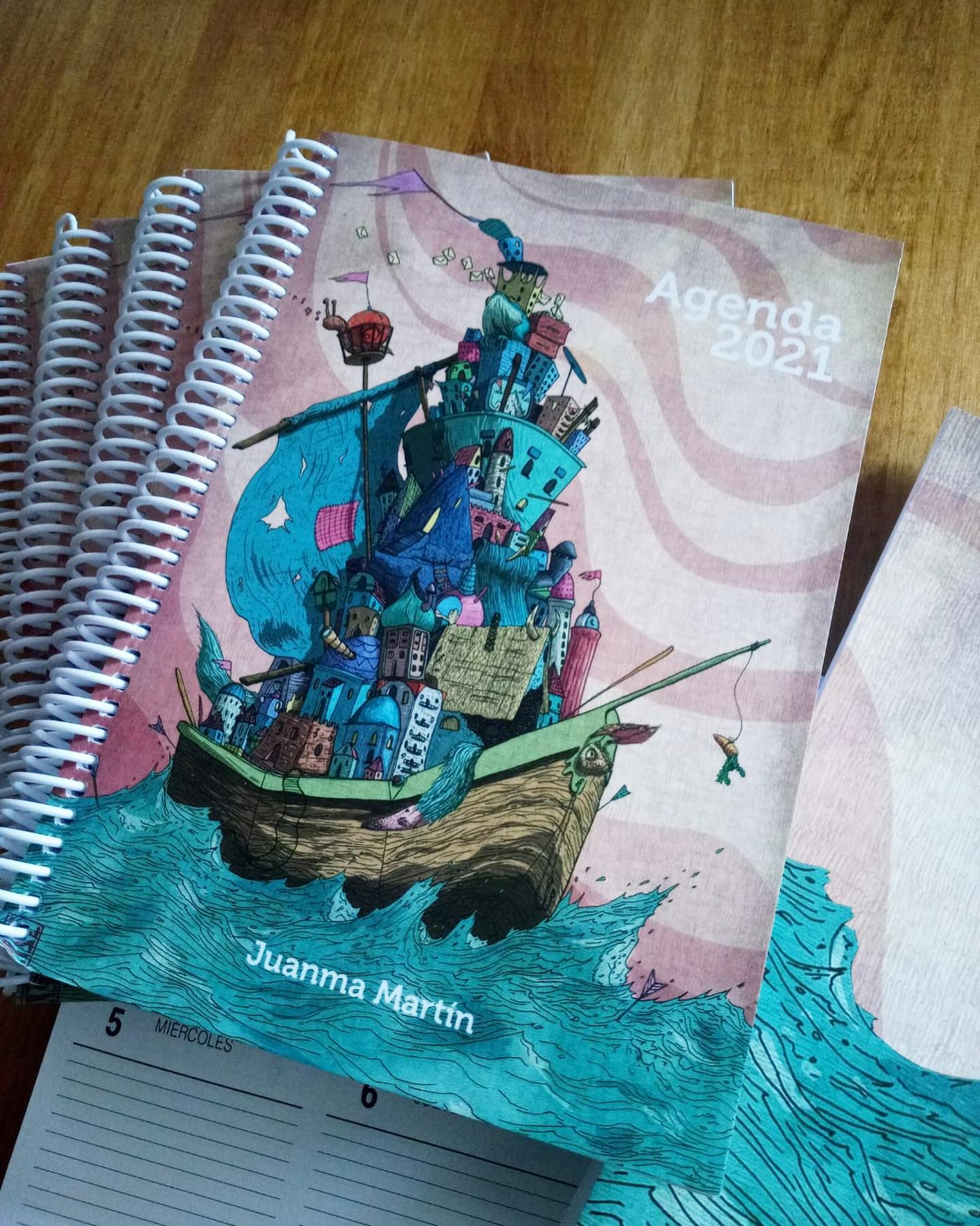 Las agendas más completas para el 2021 las edita @dentro_del_lapicero 💫. Son dos modelos distintos, uno diseñado por @limboartist y otro por @naiaraarrieta .
Ambas tienen el mismo tamaño manejable pero con cabida para todos los quehaceres, que no son pocos 😉(A5 21x15cm). En la última imagen podéis ver cómo se organiza en su interior.
Hemos hecho una tirada pequeña para probar, así que hay 20 de cada, cuestan 12€ más gastos de envío, y si pides las dos llévatelas por 20€. También tenemos la oferta con lámina A4, la que tú elijas, por 20€!
Esperamos vuestros pedidos por mensaje privado hasta que acabemos nuestra tiendecita online 🤗✏️
...
..
.
#agenda #agendas #agendailustracion #agendailustradora #agendabonita #planificadoranual #calendario #agenda2021 #naiaraarrieta #juanmamartin #dentrodellapicero #barco #mar #marina #maritimo #sea #oceano #ocean #boat #barca #barcos #barcovela #olas #cerezas #lunares #dots #edicionlimitada #autoedicion #editorial #ilustracioneditorial