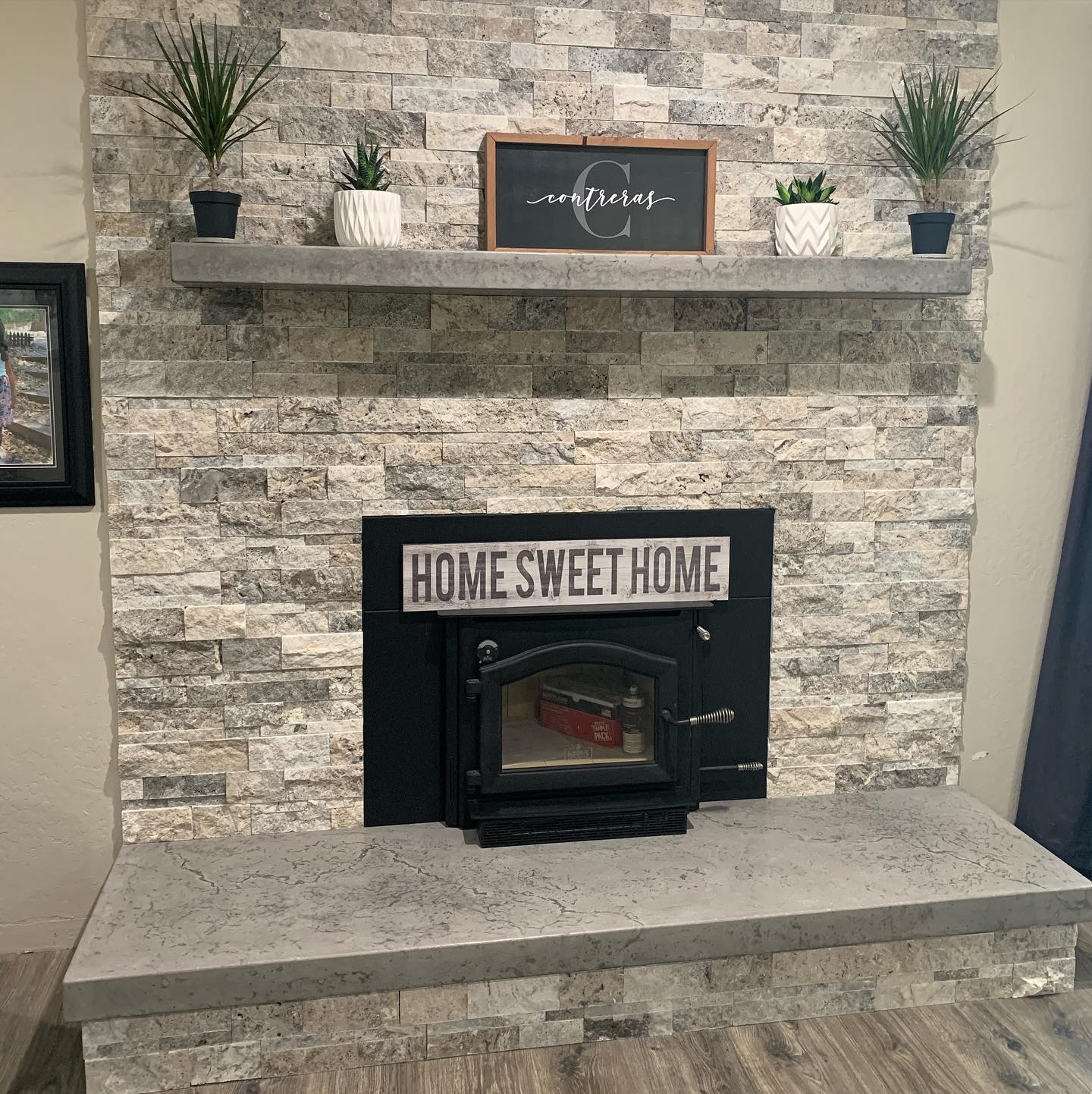 I love when clients send me finished photos. Matching concrete hearth and floating mantel. #fireplacemakeover #fireplacemantel #fireplacehearth #remodel #buddyrhodesconcrete #dustycrete #bergstromconcretedesigns #interiordesign #fireplacedesign #custommade #oneofakind #localbusiness #handmade