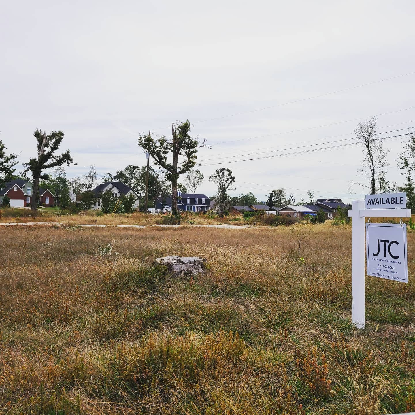 Dreaming of living in a subdivision on a level lot just minutes to the Hamilton Place area? Call us! Two Custom Home Sites AVAILABLE!
#customhome
#customehomebuilder
#jontotherowconstruction