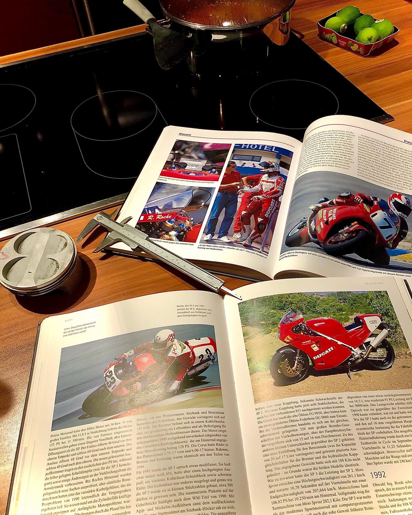 Beginn eines neuen Projektes: Aufbau eines #Ducati #Rennmotor für die #851 mit #926 ccm. Bin am recherchieren und tüfteln... im Hintergrund koche ich mir gerade Tomatensuppe, wie passend!😎 #motorrad #motorbike #motorcycle #desmo #germanbikeprojekt #superbike