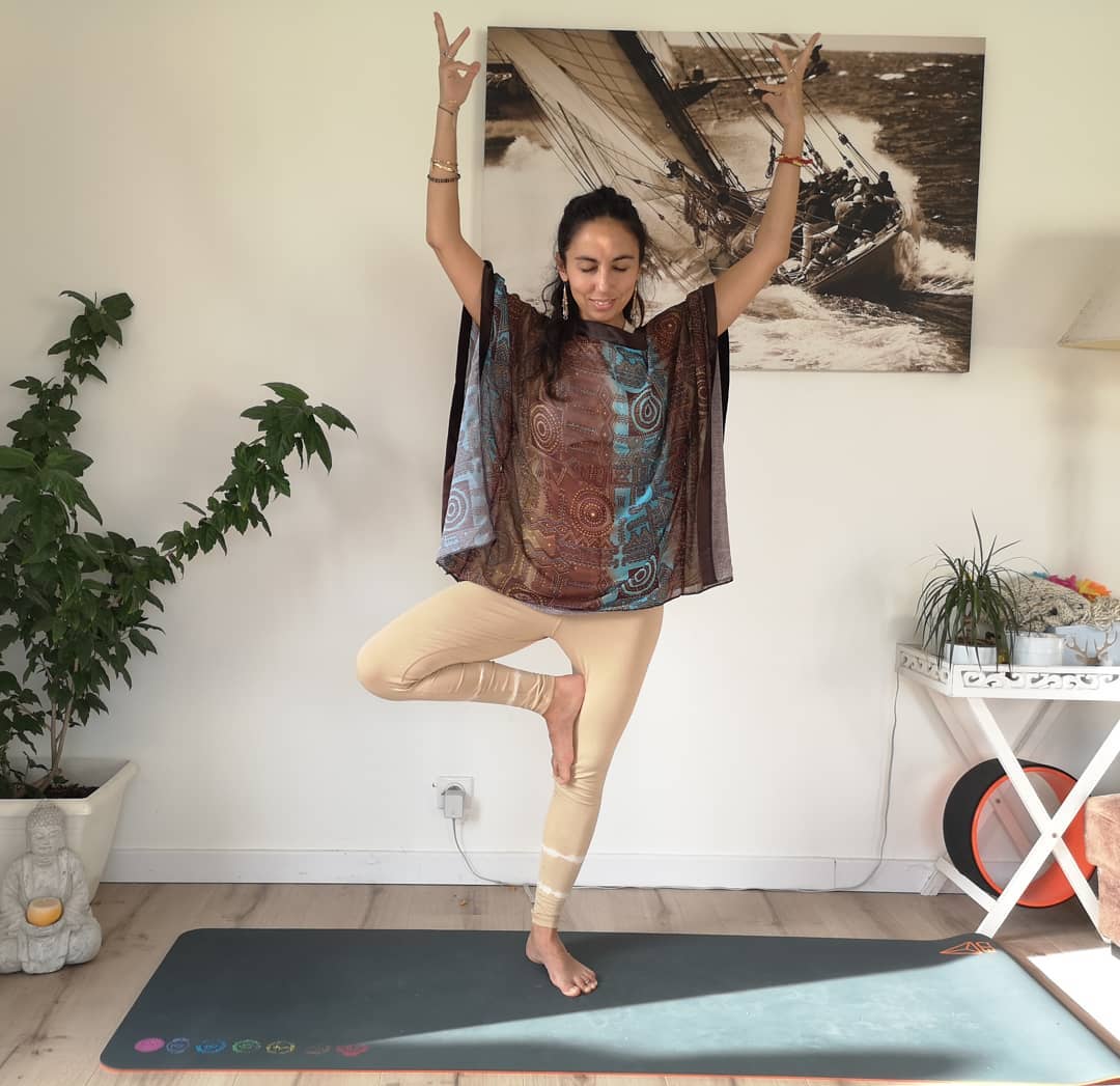 🌳. J-3 Vrikshasana. 🌳
#challengevinyasaspirit
.
Les pieds bien ancrés dans le sol les bra(s)nches étirées vers le ciel... Et... Ouverture du 3ème œil 👁️
😄🙏🏼📿
.
@vinyasa.spirit
@julie.akasha
@layogiaixoise
...
..
.
#yoga #yogagirl #yogapeace #yogafamily #yogajournée #yogaensemble #yogafriends #yogafrance #yogamaison #yogahautevienne #yogaalliance #yogalimoges #yogafrance #yogasaintjunienfrance #yogalove