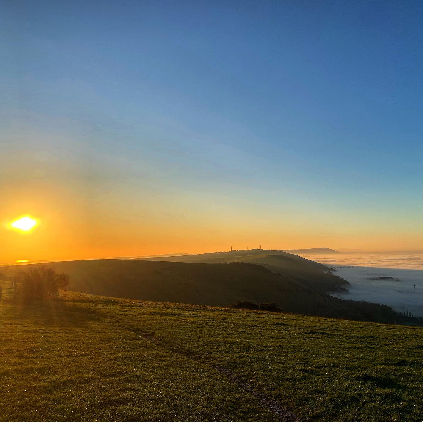 Magical scenes on my afternoon jaunt up at Devil’s Dyke this afternoon. Brighton has been bathed in beautiful autumn sunlight and bright blue skies. It seems like the rest of the world has been under a cloud. Or perhaps, simply, the rest of the world no longer exists and we’ve fallen off the edge?!
Anything is possible, the way 2020 is panning out...
#brighton #lockdown2 #countrysidewalks #sussex #devilsdykebrighton #goldenhourphotography #photography #ruralphotography #sussexphotography #freelancelife #afternoonwalks #2020weirdness #natureseekers #autumnvibes🍁 #autumnskies