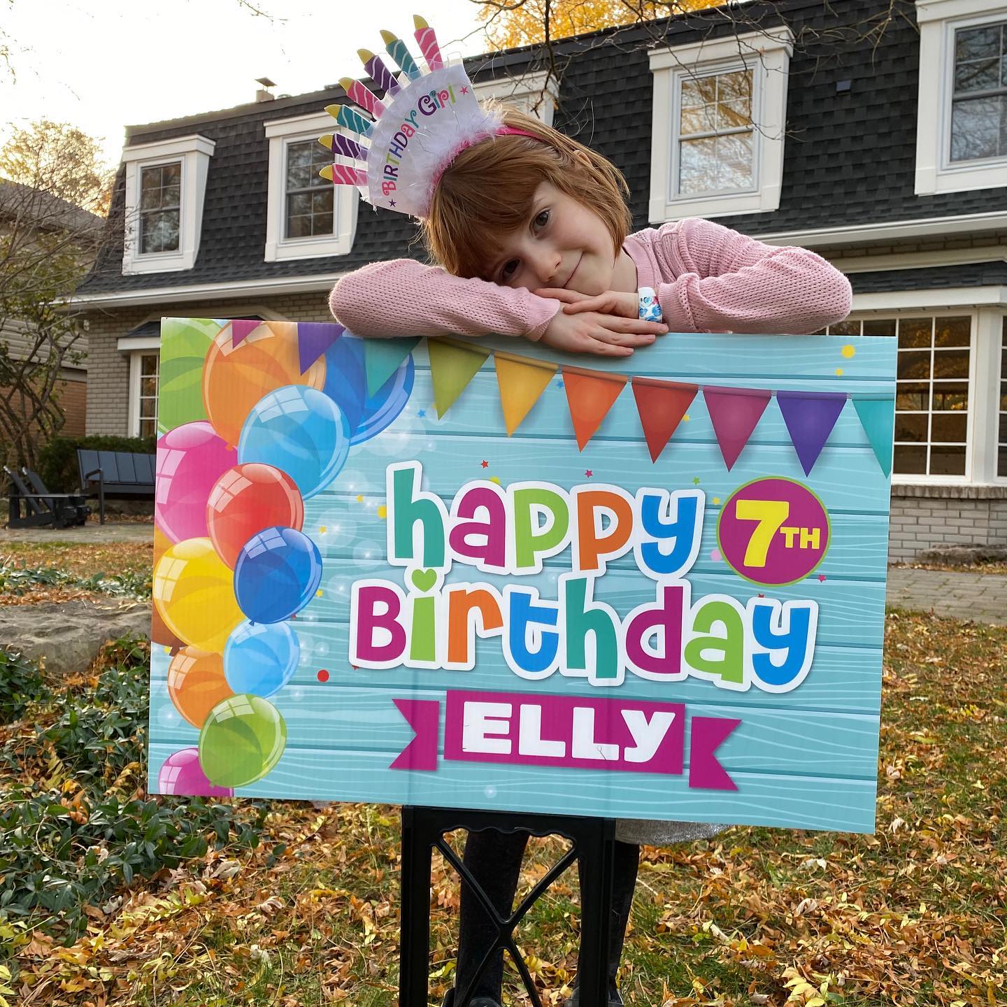 Elly is super happy with her surprise birthday 🎂 sign
#birthdaylawnsign #lawnsigns #customlawnsigns