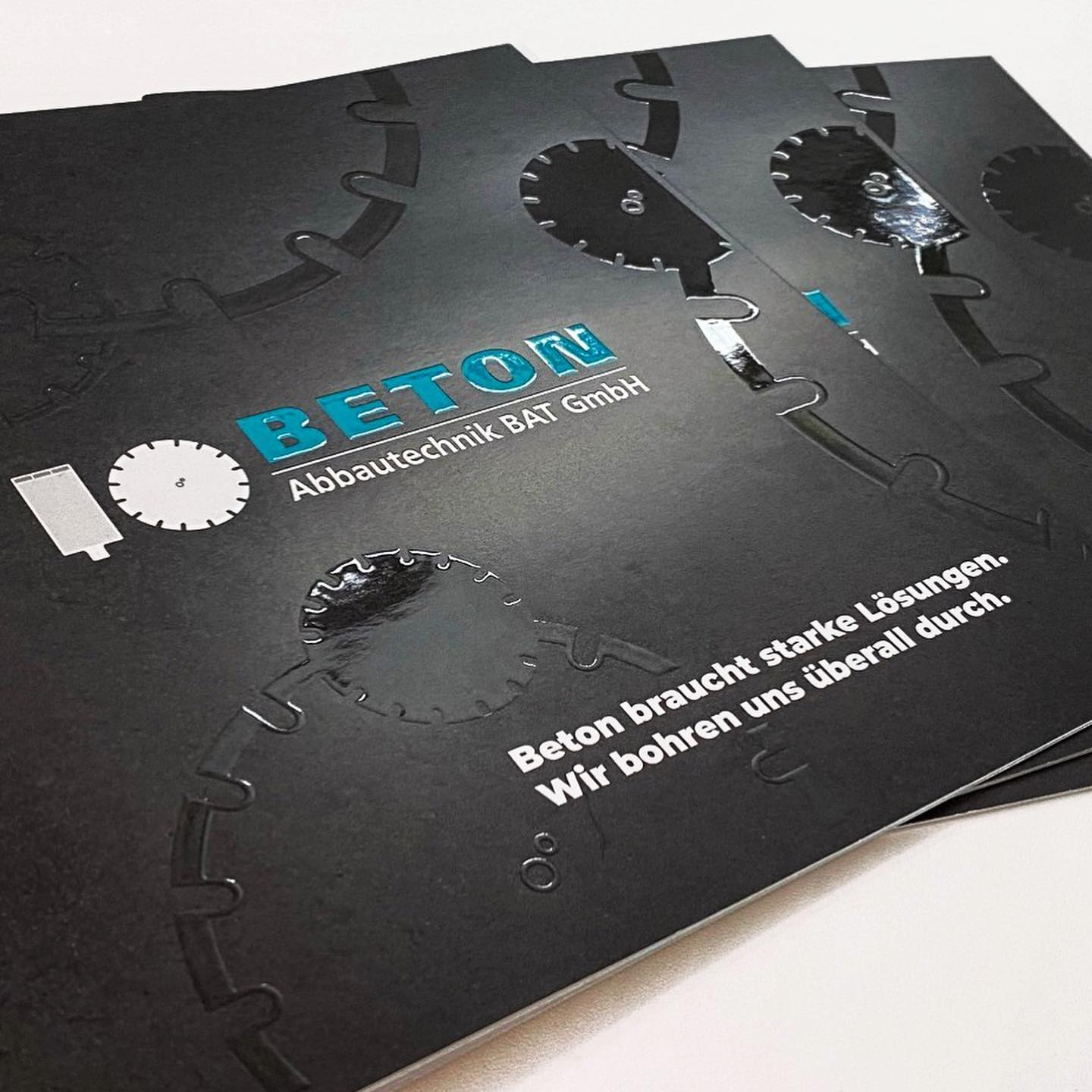 Die Beton- und Abbautechnik Firma BAT aus Göttingen ist spezialisiert auf Kernbohrungen in Stahlbeton und Mauerwerk. Wir haben für BAT eine quadratische, neue Imagebroschüre gestaltet. Auf Cover sowie Rückseite wurden auf das matte Papier Sägeelemente mit Relieflack gedruckt, welche die Broschüre noch hochwertiger erscheinen lässt.
#grafik #motion #marketing #kampagne #design #krisma #werbung #werbeagentur #logo #göttingen #neu #new #seilsägen #abbrucharbeiten #beton #abbautechnik #bat #niedersachsen #veredelung #lack #broschüre