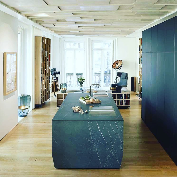 Las islas bien diseñadas, se pueden transformar en una parte integral de las cocinas. Por lo general, se colocan en el centro de la habitación y brindan espacio extra para cocinar y también para comer. También pueden transformarse en el punto focal de la cocina. Aquí te mostraremos algunas ideas y diseños de cocinas con isla muy funcionales y actuales. #design #cocinas #islas #realestate #interiordesign