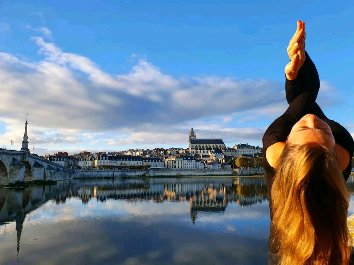 ZoomYoga ⭐ Lockdown 2
Parce qu'il est important de prendre soin de soi et de respirer. Je propose 2 cours sur zoom le week-end pendant le confinement (jusqu'au 15 janvier)
✨SAMEDI 18H
Yoga Vinyasa Flow
- intermédiaire -
✨DIMANCHE 11H
Yoga Vinyasa Flow
- tous niveaux -
Tarifs
• spécial confinement : prix libre
Infos et inscription en message privé ou par mail : maire.estelle@gmail.com
Le yoga Flow qu'est ce que c'est ?
Yoga Vinyasa ou Flow est un style de yoga dynamique. Un enchaînement tonique et fluide rythmé par la respiration.
Si vous avez des questions n'hésitez pas à m'envoyer un message.
Bienveillance et positivité. Chacun à son rythme, chacun à son niveau. ⭐
Bienvenue dans mes cours 🙏
.
#yoga #yogaeverywhere #eaglepose ##blois #bloischambord #yogazoom #yogaathome