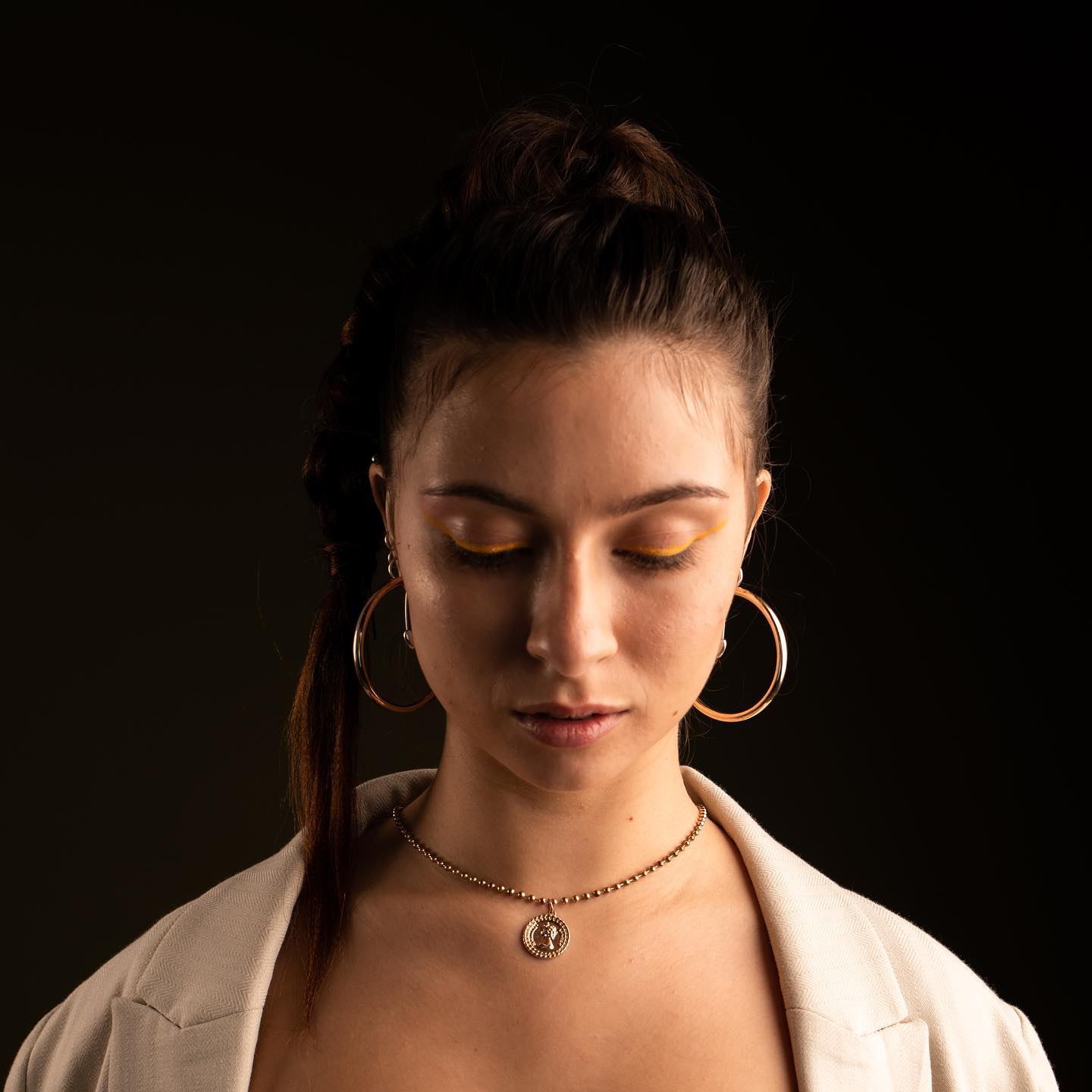 I’m living the yellow liner on @ali_curtiss here. A bold liner is an easy way to make your look stand out.
Don’t forget to book your holiday color!