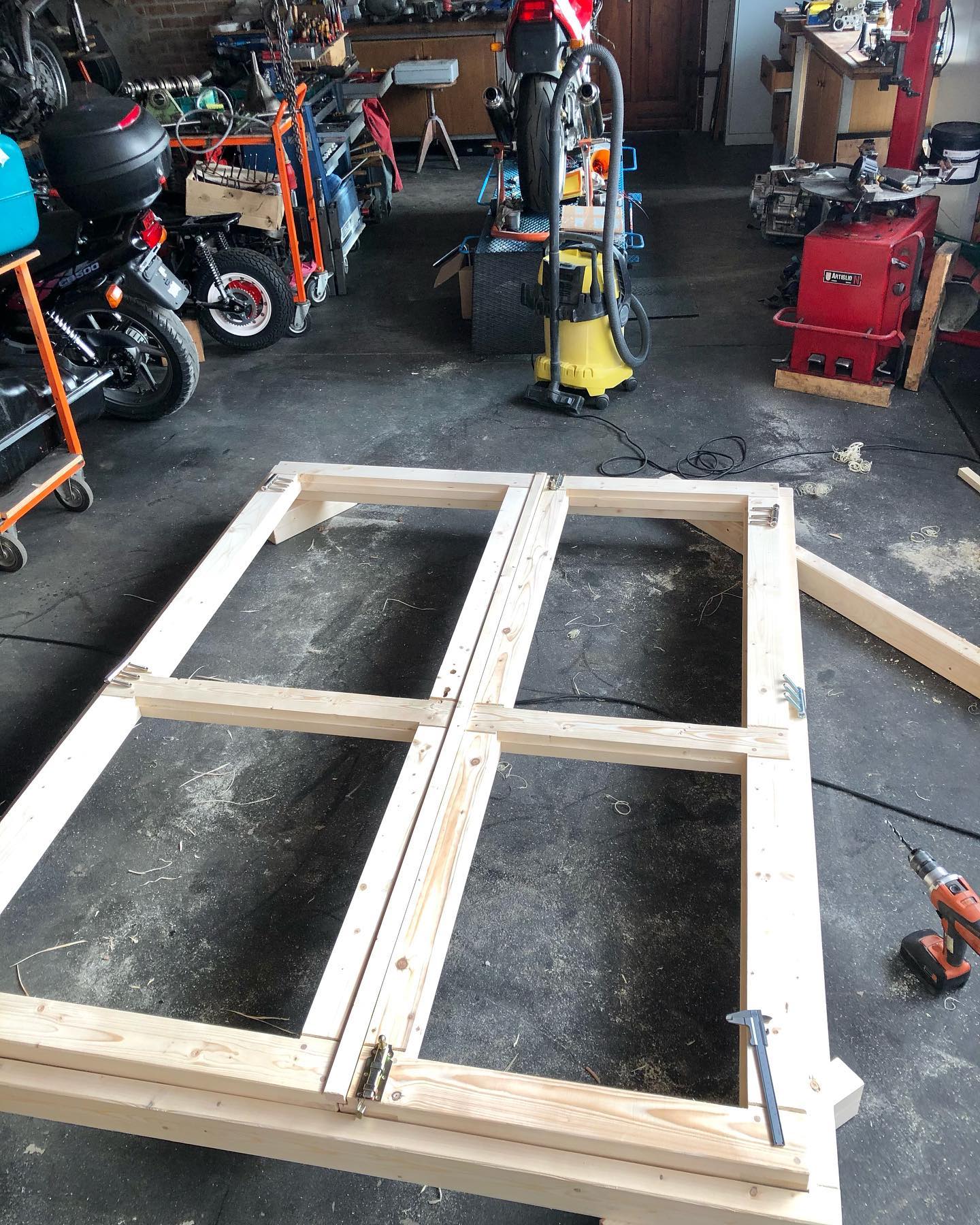 Ja hab ich denn jetzt noch‘ne Schreinerei? Aber was soll man machen, wenn‘s keine passende Tür für meinen Werkstattanbau gibt...😅 #Werkstatt #Germanbikeprojekt #motorrad by #robby