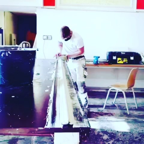 Unser #Azubi @niko__koch in Action! 💪😁 Als Vorbereitung auf die Zwischenprüfung im 2. Ausbildungsjahr geht es hier um die Herstellung einer Zugschablone und das Ziehen von Stuckprofilen. #Ausbildung #AusbildungszentrumIserlohn #lustaufhandwerk
#TheoundGuidoHesse #StuckgeschäftHesse #DeinStuckateurInOlpe #stuckateur #verputzer #gipser #außenputz #innenputz #stuck #WeilIhrHausUnsWichtigIst #wirgebenIhremHauseinGesicht #handwerk #teamarbeit