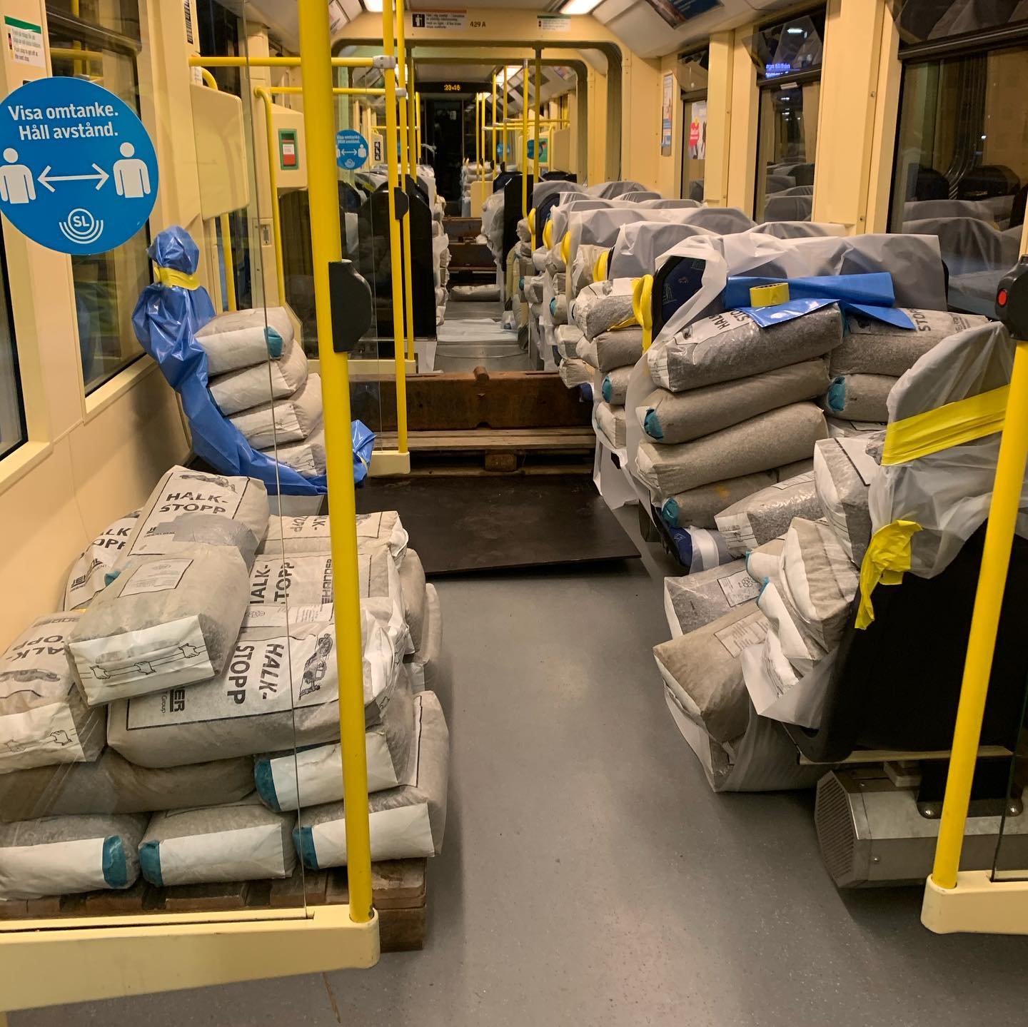 Provkörning proppad med Halkstopp å stål i Coronatider för att simulera rusningstrafik.