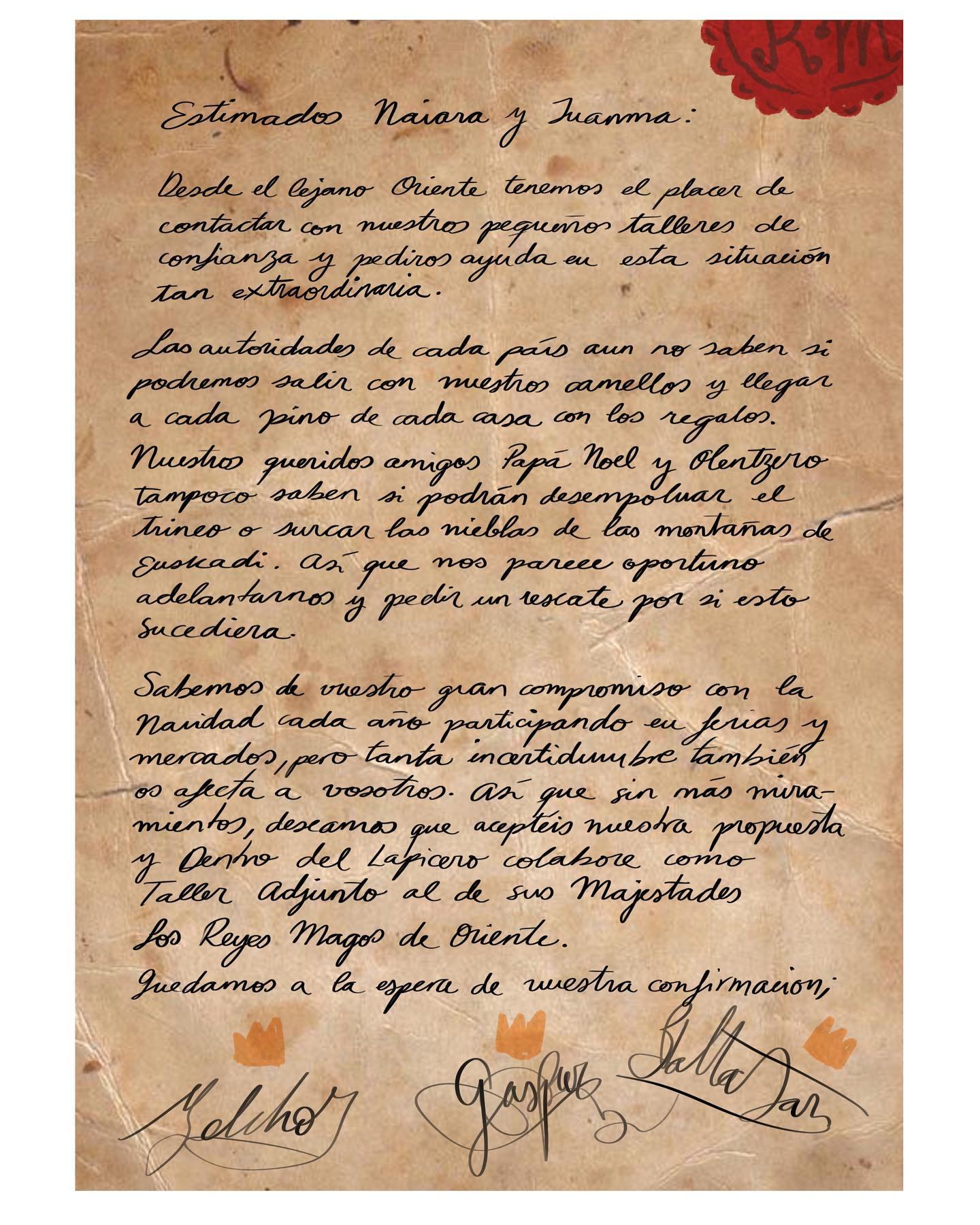 Hace ya un par de meses que recibimos esta noticia importante en forma de carta, os traduzco por si sois de gafas de cerca 😉:
—————-
Estimados Naiara y Juanma:
Desde el lejano Oriente tenemos el placer de contactar con nuestros pequeños talleres de confianza y pediros ayuda en esta situación tan extraordinaria.
Las autoridades de cada país aún no saben si podremos salir con nuestros camellos y llegar a cada pino de cada casa con los regalos.
Nuestros queridos amigos Papá Noel y Olentzero tampoco saben si podrán desempolvar el trineo o surcar las nieblas de las montañas de Euskadi. Así que nos parece oportuno pedir un rescate por si esto sucediera.
Sabemos de vuestro gran compromiso con la Navidad cada año participando en ferias y mercados, pero tanta incertidumbre también os afecta a vosotros. Así que sin más miramientos, deseamos que aceptéis nuestra propuesta y @dentro_del_lapicero colabore como Taller Adjunto al de sus Majestades Los Reyes Magos de Oriente.
—————-
Así que nos pusimos las pilas y construimos una web con tienda online llena de sorpresas y regalos para que este año, sea como sea, nos sintamos muy cerca.
Ayudaremos a las figuras más importantes de la Navidad a llevar vuestros paquetes hasta la puerta de vuestras casas e incluso hemos llenado la web de packs y promociones bajo el título Mercado Navideño Online.
Este fin de semana os haré varios storis para que podáis entender el funcionamiento de este apartado, aunque es súper sencillo: Compras en pack, ahorras unos eurillos y encima te viene embalado y listo para regalar.
A parte podréis ver todos los productos de @limboartist y una servidora...pero no me extiendo más....QUEDA INAUGURADA OFICIALMENTE NUESTRA PEQUEÑA Y MÁGICA TIENDA ONLINE!!!!👏👏🥳🥳💫💫👑👑 (enlace en bio)
...
..
.
#tiendaonline #web #tienda #tiendailustracion #tiendadecoracion #tiendalaminas #tiendaaccesorios #tiendacosasbonitas #regaloespecial #regalos #pequeñocomercio #dentrodellapicero #naiaraarrieta #juanmamartin #tiendailustradores #tiendailustradora #acuarela #laminas #prints