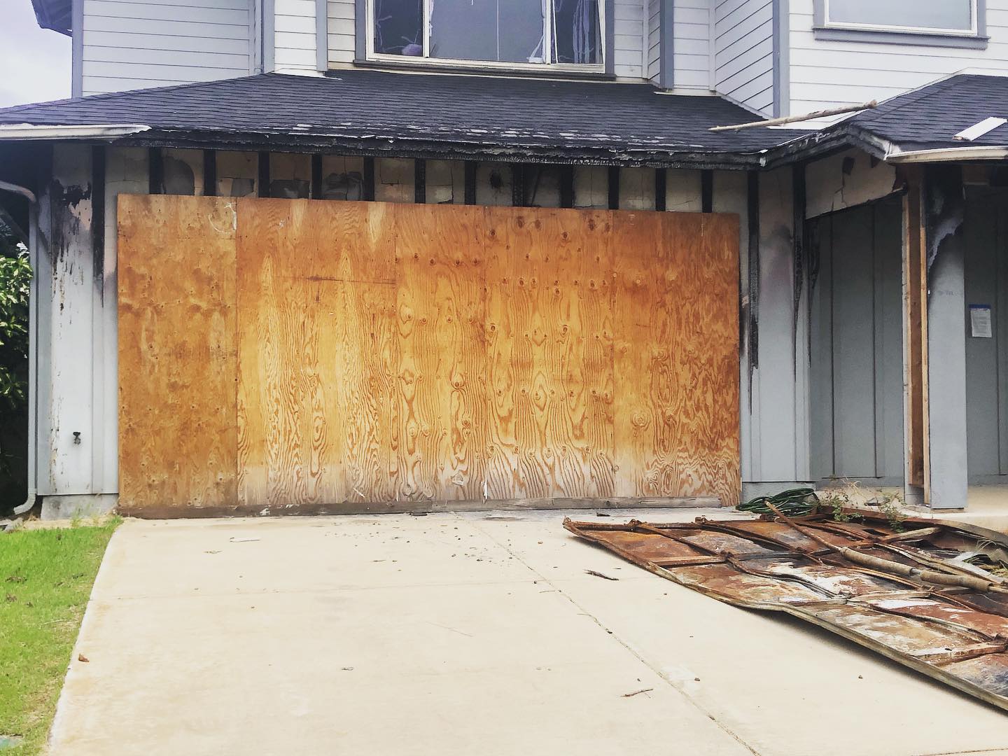 Garage fires 🔥 are no joke! Fire rated doors into the living space with seals to slow the spread of fire and fumes. One building code that needs to change is smoke/carbon monoxide detectors should be required in garages too. Notice the bedroom above. Fire rated type X drywall adjacent to living spaces are also required.