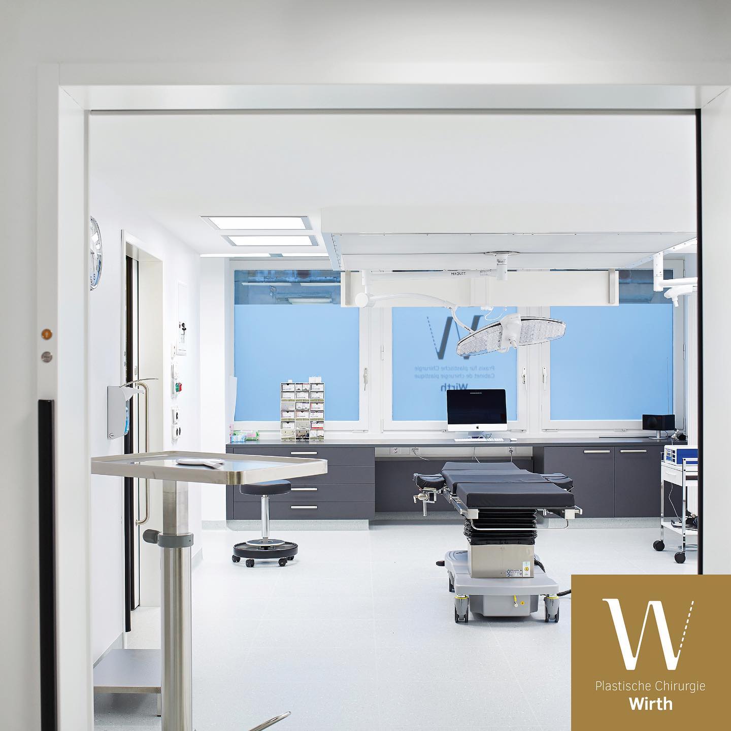 Operationssaal⠀
⠀
Der 2014 erbaute, in die Praxis integrierte Operationssaal der Kategorie 1 ist mit hochwertigster Reinraumtechnik sowie modernsten Geräten ausgerüstet und entspricht den höchsten Qualitätsanforderungen. Dies ermöglicht Operationen auf höchstem Niveau. ⠀
Durch die Zusammenarbeit mit einem erfahrenen Anästhesieteam können, falls gewünscht oder notwendig, sämtliche Eingriffe auch in Teil- oder Vollnarkose durchgeführt werden. Um sich nach dem Eingriff optimal zu erholen, werden meine Patienten von qualifiziertem Personal beziehungsweise vom Anästhesieteam umsorgt. Es besteht auch die Möglichkeit, die erste Nacht nach der Operation in meiner Praxis zu verbringen. Behandlungen, die einen längeren stationären Aufenthalt erfordern, führe ich in der Privatklinik Linde durch.⠀
⠀
⠀
Salle d’opération⠀
La salle d’opération de première catégorie, intégrée dans le cabinet, a été construite en 2014 et dispose d’un équipement technique pour salles blanches d’haute qualité ainsi que des instruments les plus modernes. Répondant aux exigences de qualité de construction les plus sévères, la salle permet l’exécution d’opérations de plus haut niveau.⠀
Notre collaboration avec une équipe d’anesthésistes expérimentés, nous permet de réaliser, si nécessaire ou désiré, des interventions chirurgicales sous anesthésie locale ou générale. Afin de récupérer le mieux possible après l’intervention vous serez pris(e) en charge par un personnel qualifié, respectivement, l’équipe d’anesthésistes. Vous aurez aussi la possibilité de séjourner la première nuit après l’opération dans mon cabinet. Les interventions plus invasives et requérant un séjour stationnaire prolongé sont effectuées à la Clinique privée des tilleuls.⠀
⠀
⠀
#praxiswirth #drmedraphaelwirth #plastischechirurgie #operationssaal