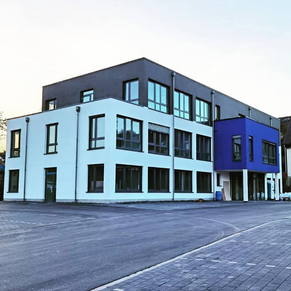 Außenputzarbeiten an einer #Gewerbeimmobilie in #Olpe, die wir vor kurzem durchgeführt haben. Akzente wurden durch die farbliche Absetzung des Staffelgeschosses im RAL Farbton 7039 und des Erkers im RAL Farbton 5002 gesetzt. 👨🎨
#TheoundGuidoHesse #StuckgeschäftHesse #DeinStuckateurInOlpe #stuckateur #verputzer #gipser #außenputz #innenputz #stuck #WeilIhrHausUnsWichtigIst #wirgebenIhremHauseinGesicht #handwerk #teamarbeit