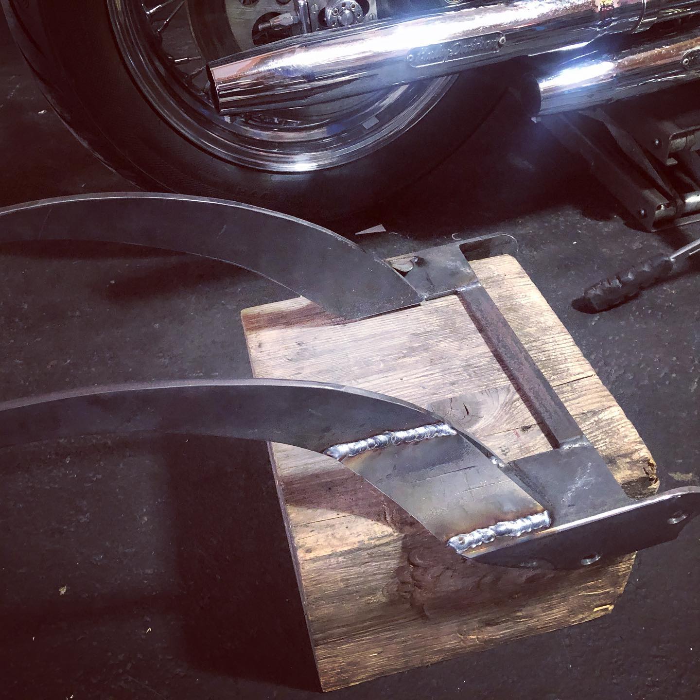 #fenderstruts aus #stahl angefertigt...
#motorrad #harleydavidson #motorbike #motorcycles #chopper by #robby #germanbikeprojekt