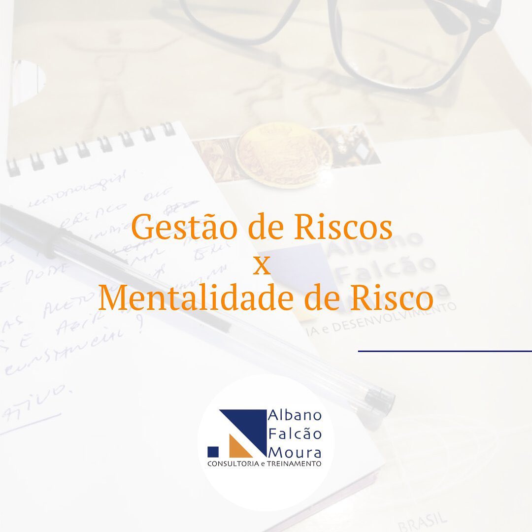 Segundo a ISO 9001:2015, risco é o efeito sobre a incerteza, ou seja, o desvio positivo ou negativo relacionado a decorrência esperada de um processo. Portanto a gestão de risco é um processo que tem como objetivo constatar, analisar e planejar ações com o objetivo prevenir situações indesejadas ou estimular oportunidades.
Na introdução da ISO 9001:2015, encontramos o item 0.3.3 – Mentalidade de Risco como imprescíndivel para concretizar um sistema de gestão da qualidade eficaz. A mentalidade de risco já existia nas versões anteriores da ISO, mas estava implícita no termo “ação preventiva”, que era aplicado para eliminar potenciais não conformidades e/ou prevenir recorrências.
O termo “mentalidade de risco” aparece com destaque na ISO portanto faz-se necessário ter um enfoque relacionado a riscos muito mais abrangente na organização do que apenas um processo descrito. Implantar uma mentalidade de risco está mais relacionado a instituir uma cultura de prevenção, aquém do que apenas escrever um procedimento.
Isso abrange além dos conceitos técnicos de como fazer, mas também uma intercomunicação efetiva afim de fazer as pessoas internalizarem um pensamento baseado em riscos, avaliando sempre as possibilidades de algo dar errado nas suas ações, afinal, o papel da gestão da qualidade dentro da organização sempre foi a prevenção!
