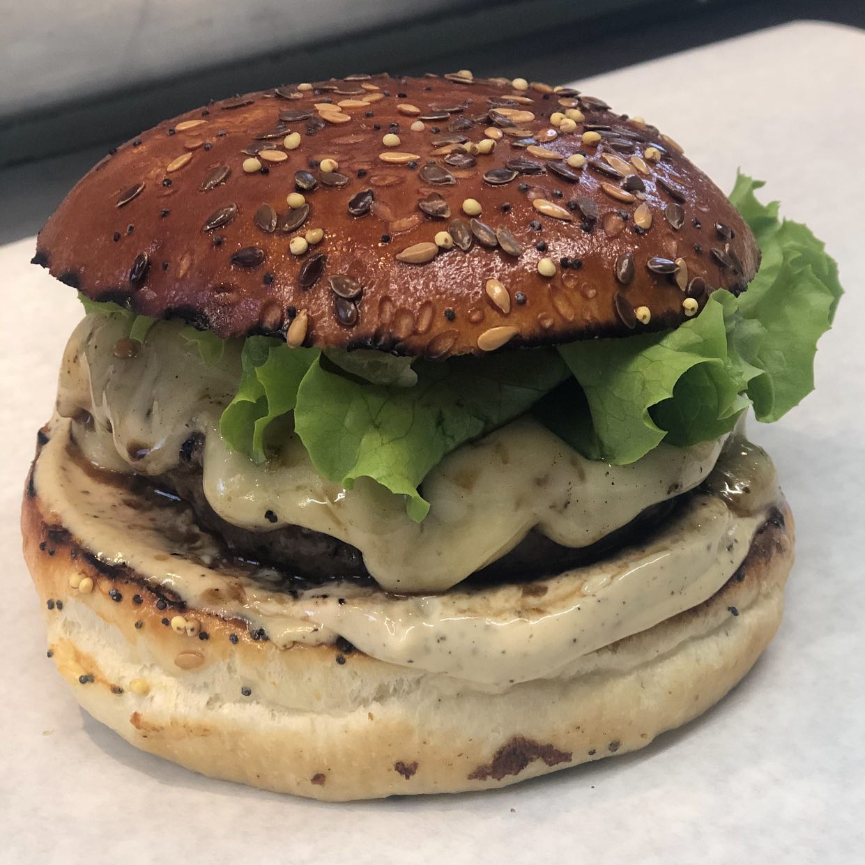 Burger du mois, le « Raclette lover »🇨🇭
sauce maison poivre et épices, triple raclette fondue .... simple et efficace 🤩