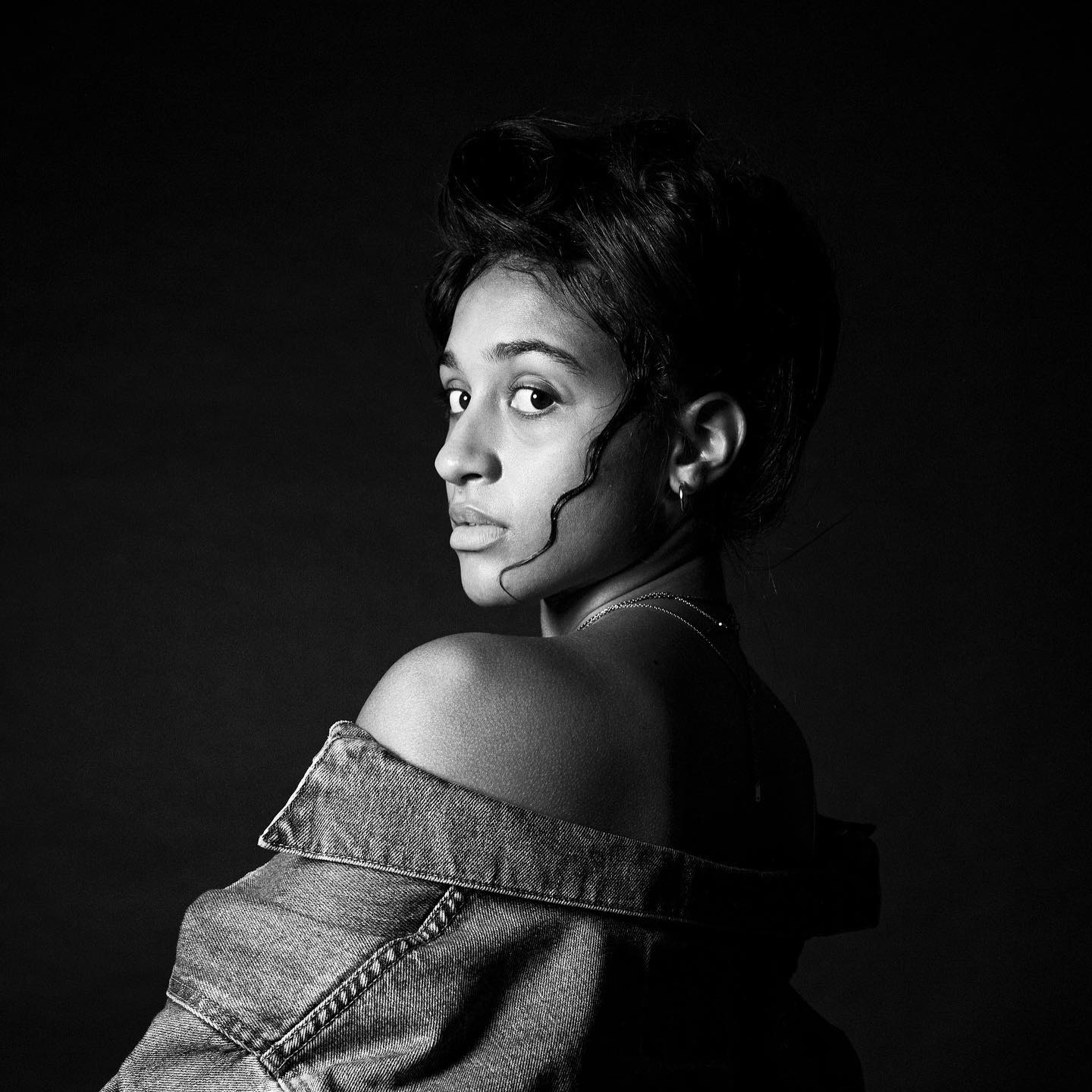 Baby hairs with a flare for drama gives this editorial Gibson a current feel! Don’t forget the styles that made us. #grhair #grhairstylist #grandrapids #michiganhair #michiganstylist #editorialhair #happy #naturalbeauty #vintage #vintagehair #vintagestylist #retro #confidentwomen