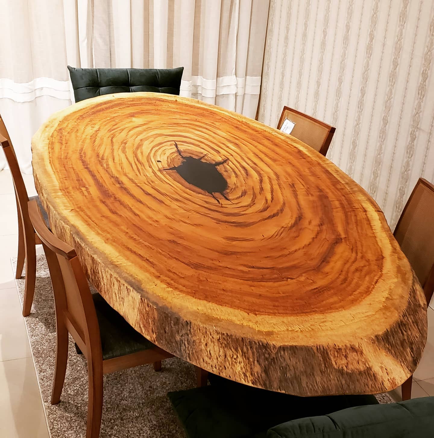 E o que falar dessa mesa em Madeira Muiracatiara? Formato oval, medindo 2,80m de comprimento por 1,35m de largura. Bordas orgânicas com 7cm de espessura. Pés em aço galvanizado 2mm com pintura eletrostática.