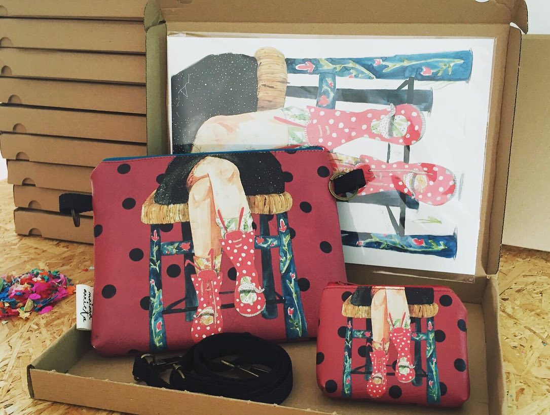 Mocis!! No podemos hacer #blackfriday y hay razones de sobra que todas ya sabéis, pero este fin de semana.....(redoble de tambor): gastos de envío GRATIS sólo en los PACK COQUETA 🌻 📦 con el código COQUETAGRATIS al finalizar la compra!
Desde esta noche queda activada la promoción en nuestra tienda online(enlace en bio) así que volando que solo hay dos de cada y alguno ya está camino a vuestras casas 👌🤗
Si tienes alguna duda 💌mensajito directo y te ayudo en lo que pueda!
...
..
.
#noblackfriday #oferta #gastosdeenviogratis #bolso #monedero #lamina #girasol #lunares #mostaza #complementos #naiaraarrieta #regaloespecial #regalobonito #ilustrador #ilustradora #dentrodellapicero #diseñosdeautor #diseño #bolsoilustracion #polipiel