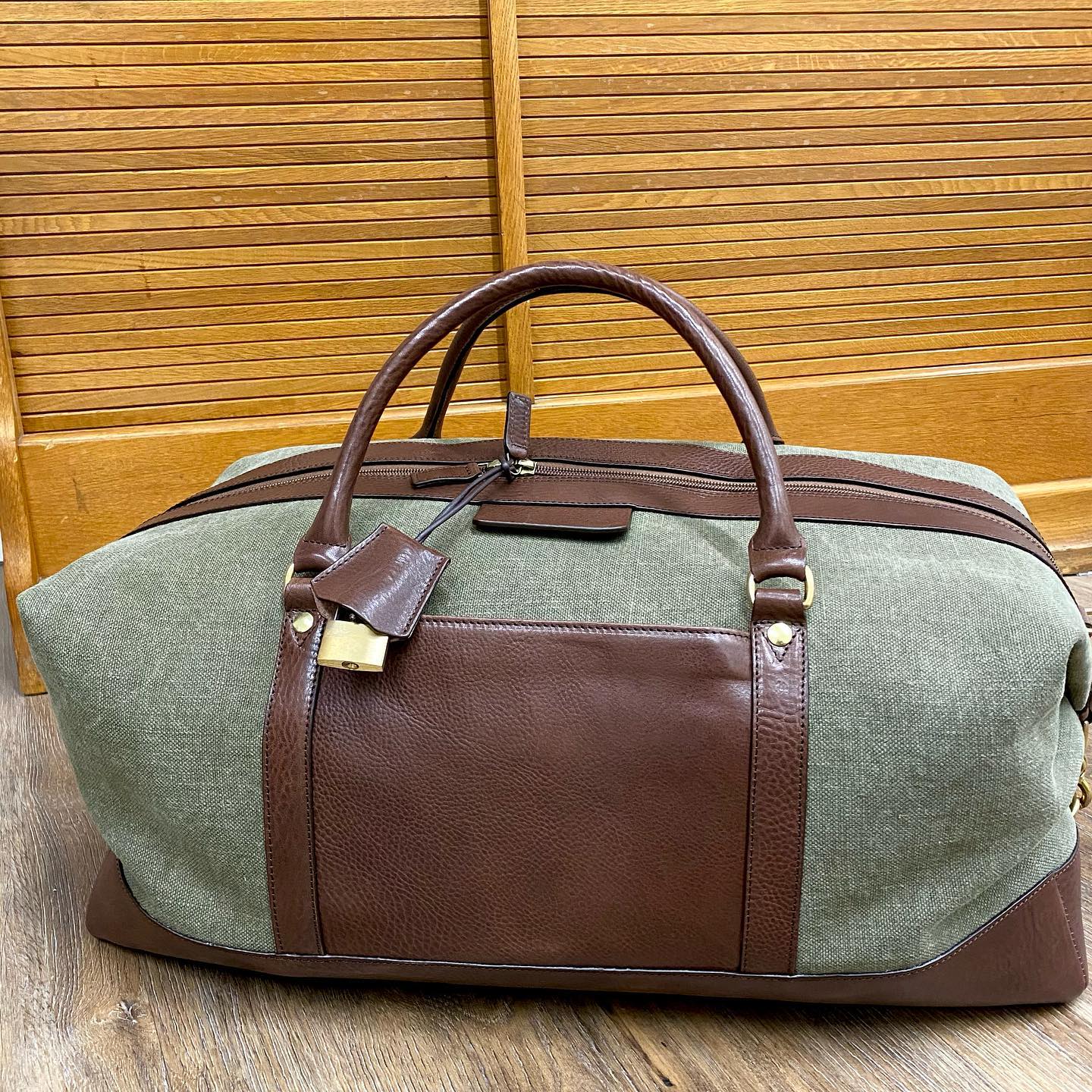 #weekender #leatherandcanvasbags #travelbag #olivegreen #musthave #glencheckandpaisley #zurich #stockerstrasse #madetomeasure