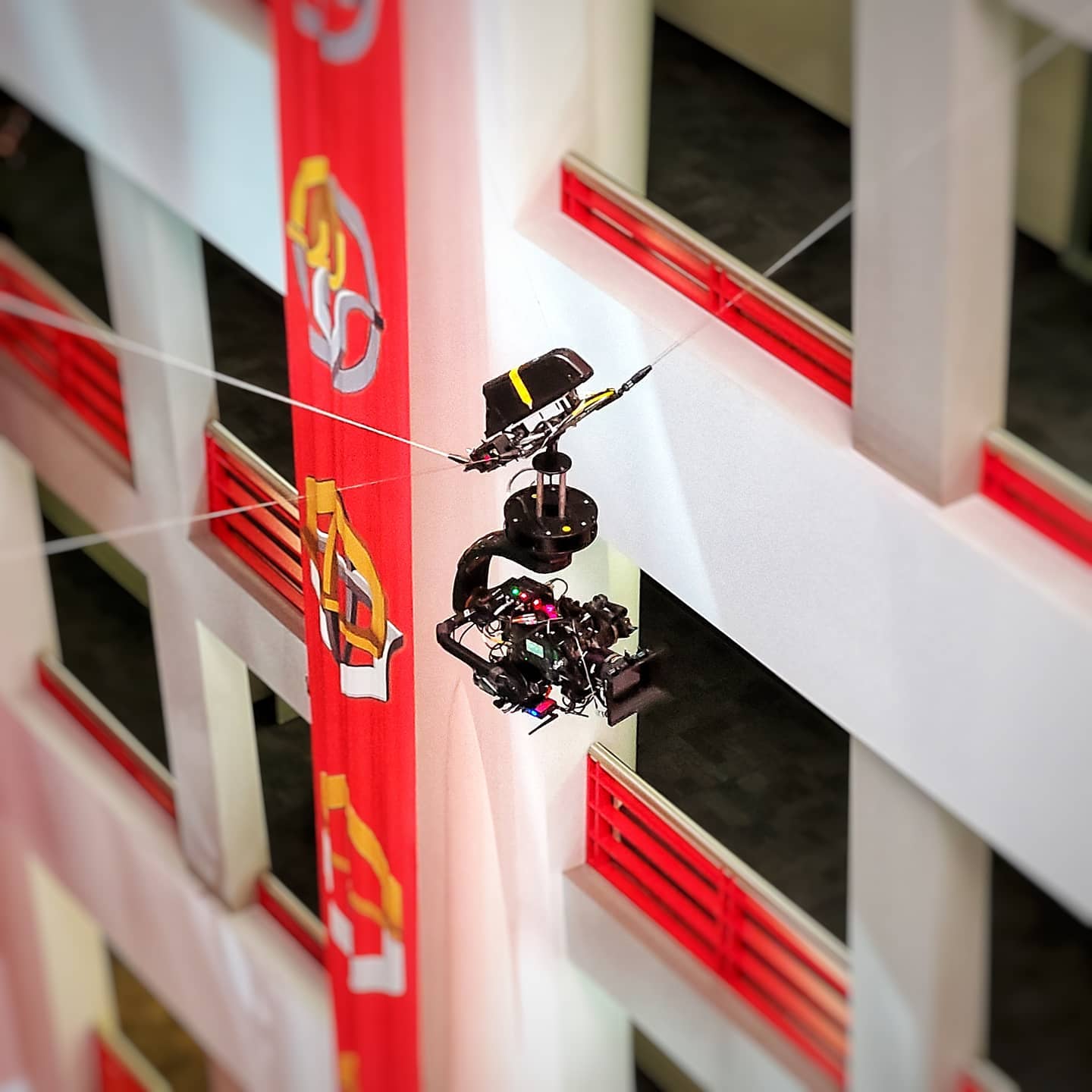 What would you do with a space 18m x 18m x 40m of height and up to 5m/second. The @sec.swiss #eagleeye and @shotoversystems #g1 make a wicked combo. Loaded up with a Sony Venice and anamorphic primes. 4 point cable systems are for more than football games.
#cablecam #cablecamsystem #gripology #filmmaking #filmcamera #gimbal #broadcast #bts #behindthescenes #griprigs @filmingtoday @toronto_filming_locations @wfw_intl