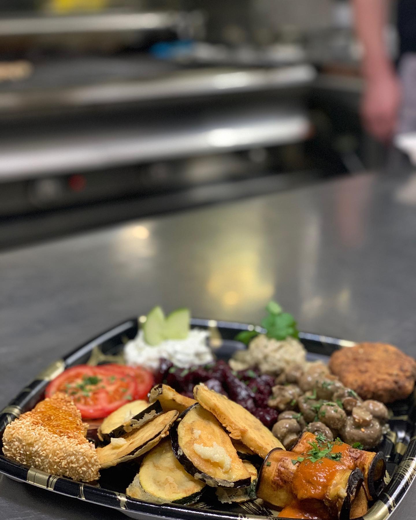 Liebe Gäste,
Wie eventuell manche von euch bereits wissen, haben wir wieder für euch geöffnet. Ihr könnt euch wieder den mediterranen Flair zu euch nach Hause holen. Hiermit wollen wir noch einmal drauf aufmerksam machen, dass wir Speisen zu euch nach Hause Liefern. Der Mindestbestellwert ist 25€. Selbstabholer erhalten einen RABATT von 15%
Also kommt gern vorbei oder bestellt nach Hause !
Euer Team vom Restaurant Kypros