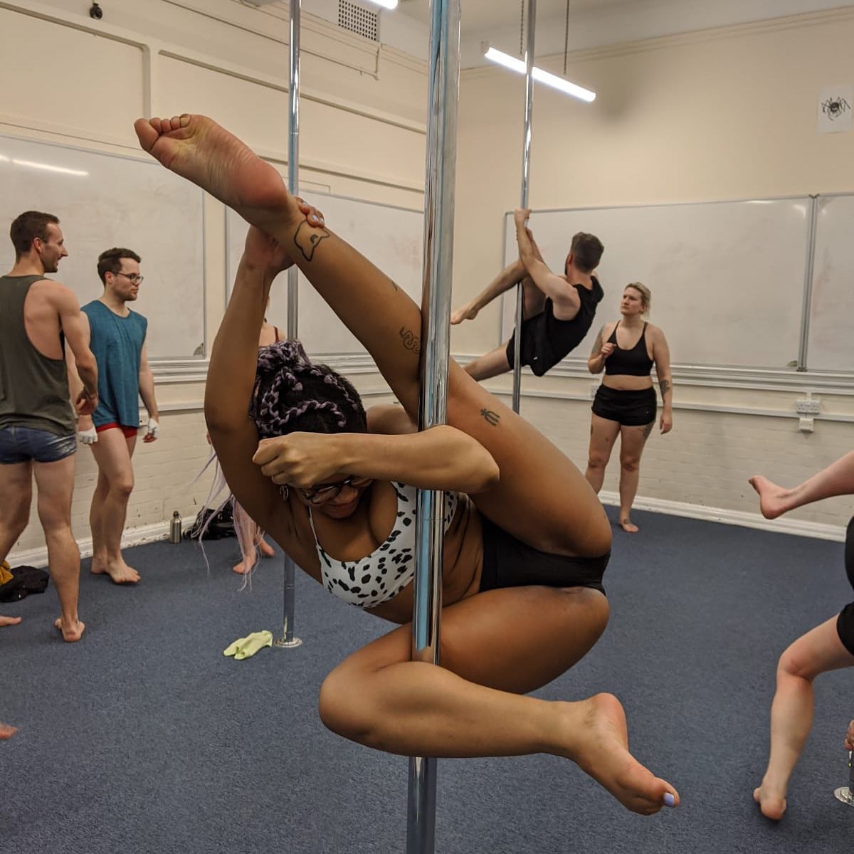 Today’s the day! We are back tonight for our first in-person classes since lockdown 2.0. Classes are filling up fast due to restricted numbers, so get yourself on the website to book for some pre-Christmas shenanigans!
www.geminipolestudio.co.uk
Photo: The awesome @sunnysoffee bossing her Unicorn!