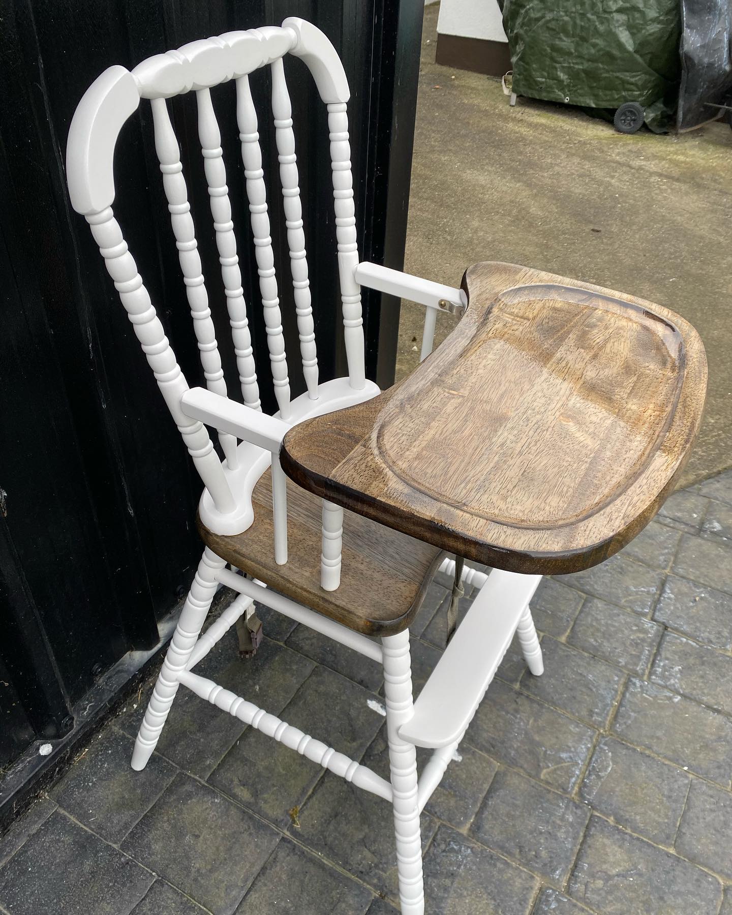 We done a quick make over for little Vince who starts solids this week. This baby’s high chair was 60 years old. The client loves vintage, so we sprayed it in artic blonde then stained the seat and top in Ebony, finishing it in a matt polyurethane #moranpainting #moranpaintinganddecorating #painters #furniture #sprayfinish