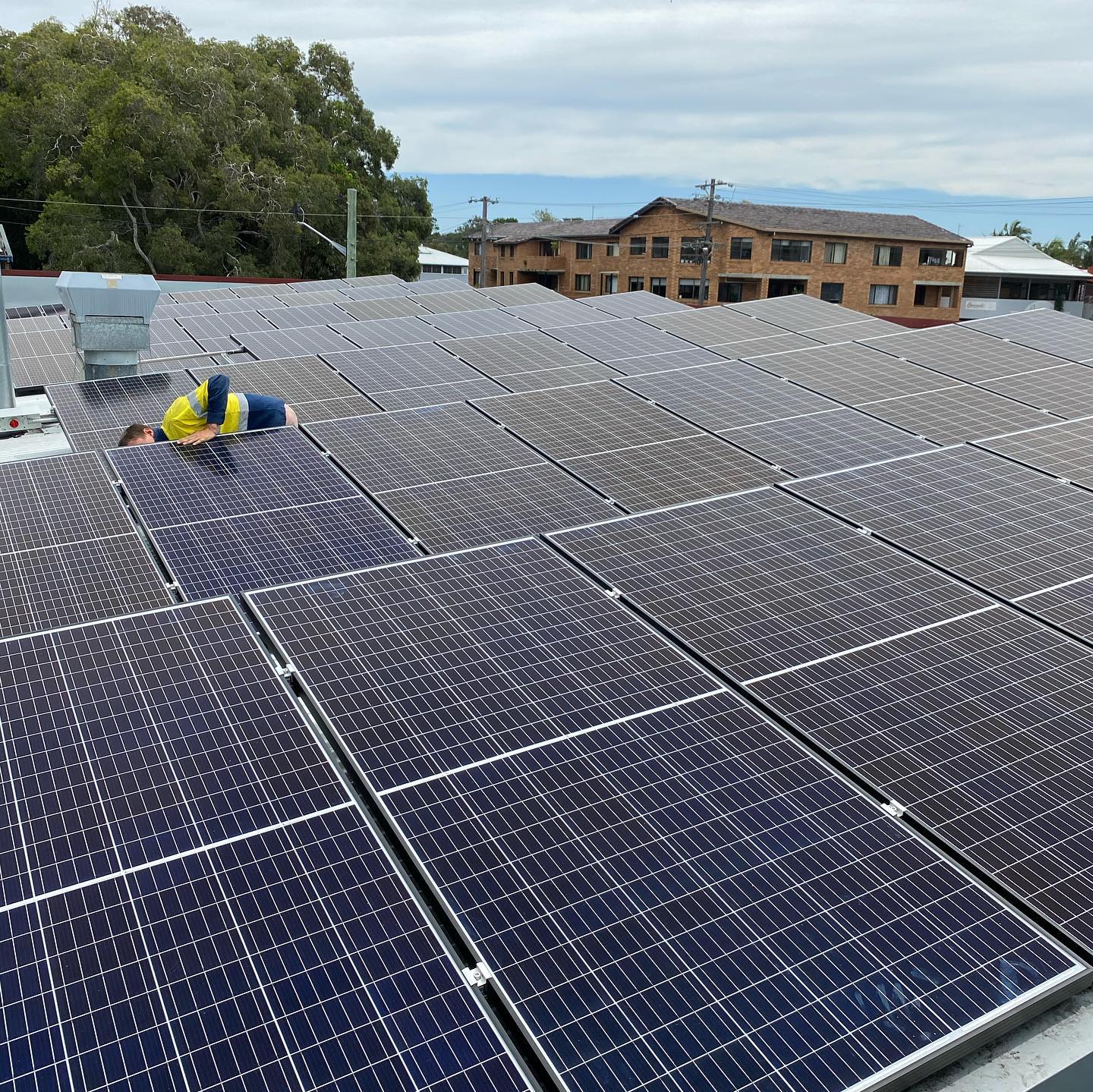 Sustainable Business @brunsbakery 🌞
The Iconic Brunswick Heads Bakery making the most of their blank roof opportunity and now have a gorgeous 25kw of sun powered goodness powering their business.
#solar #electrician #brunsbakery #sustainable #brunswickheads