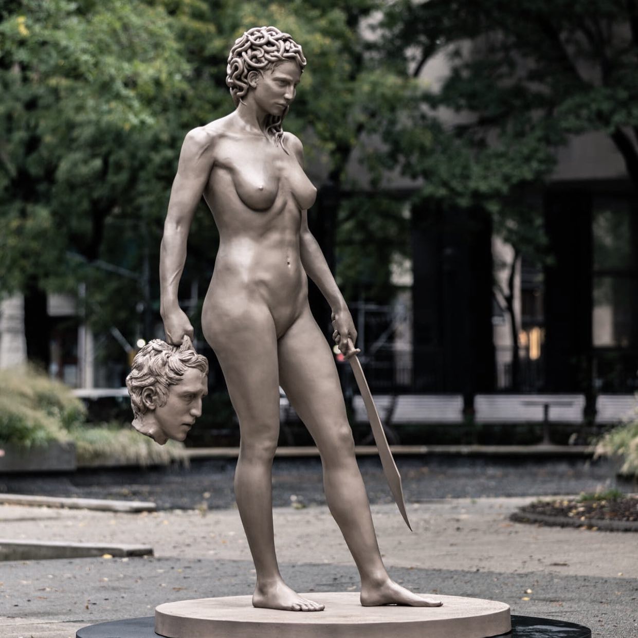 .
.
.
Güzelliği ve iyiliğiyle herkezin imrendiği Medusa Poseidon'un tecavüzüne uğrar.
Athena bu durumu hazmedemez.
.
Poseidon’u değil Medusa'yı cezalandırmayı seçer.
.
Bunun eleştirisi olarak New York’ta yeniden tasvir edilen Medusa'nın heykeli’nde bu sefer Medusa'nın başı değil; Poseidon'un başı Medusa tarafından kesilmiş şekilde gösterilmiştir.