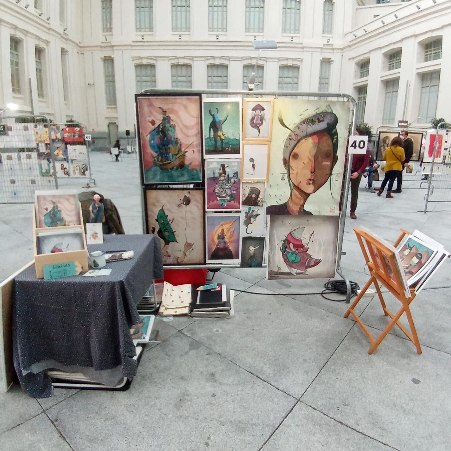 Pues tras varios largos meses, VOLVEMOS A VERNOS LAS CARAS EN MADRID!!!Visita a @limboartist durante todo el fin de semana en @dibumad2020 y podrás llevarte los regalos más guapos para esta Navidad. Además lleva muuuchhos dibujos nuevos llenos de símbolos para descifrar 🤫👏
Aquí os dejo una foto de su precioso stand para poneros los dientes largos 😬😬🎁🎁
...
..
.
#stand #feria #feriaarte #feriailustracion #ferianavidad #mercado #mercadonavidad #navidadmarket #market #madrid #ociomadrid #dibumad #dentrodellapicero #ilustrador #ilustracion #arte #dibujo #laminas #decoracion #laminasdibujo #laminasilustrador #prints #juanmamartin #limboartist